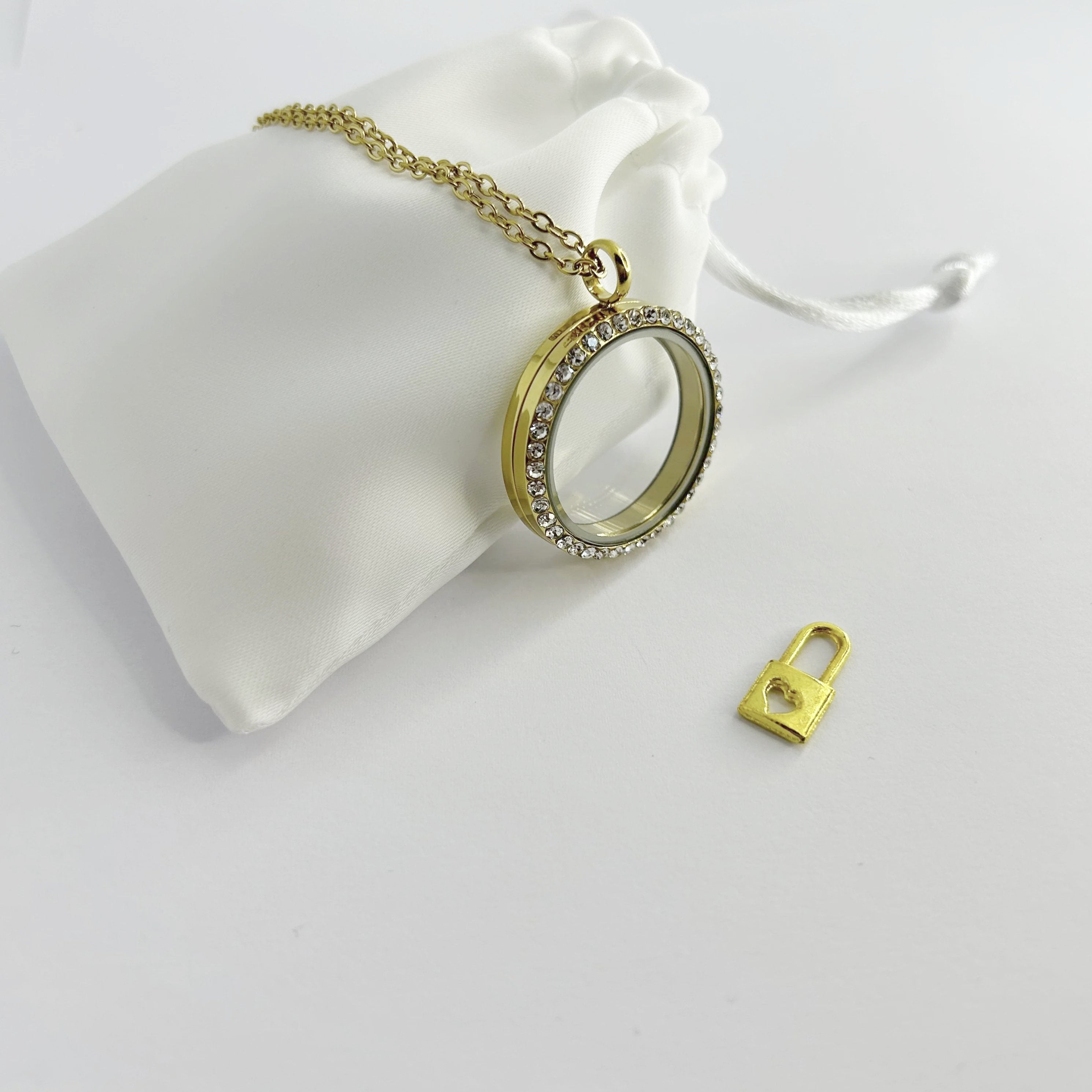 Floating Memories Medaillon, Floating Charms, Floating Medaillon, Hochzeitsmedaillon, Floating Memorys, Schloss Charms, Charmes, Heart Look Charms, besonderes Geschenk, Erinnerung, persönliches Schmuckstück, schwebende Kette, schwebendes Medaillon, Hochzeit, Hochzeits-Villa, Hochzeitsgeschenk, Hochzeitsschmuck, 