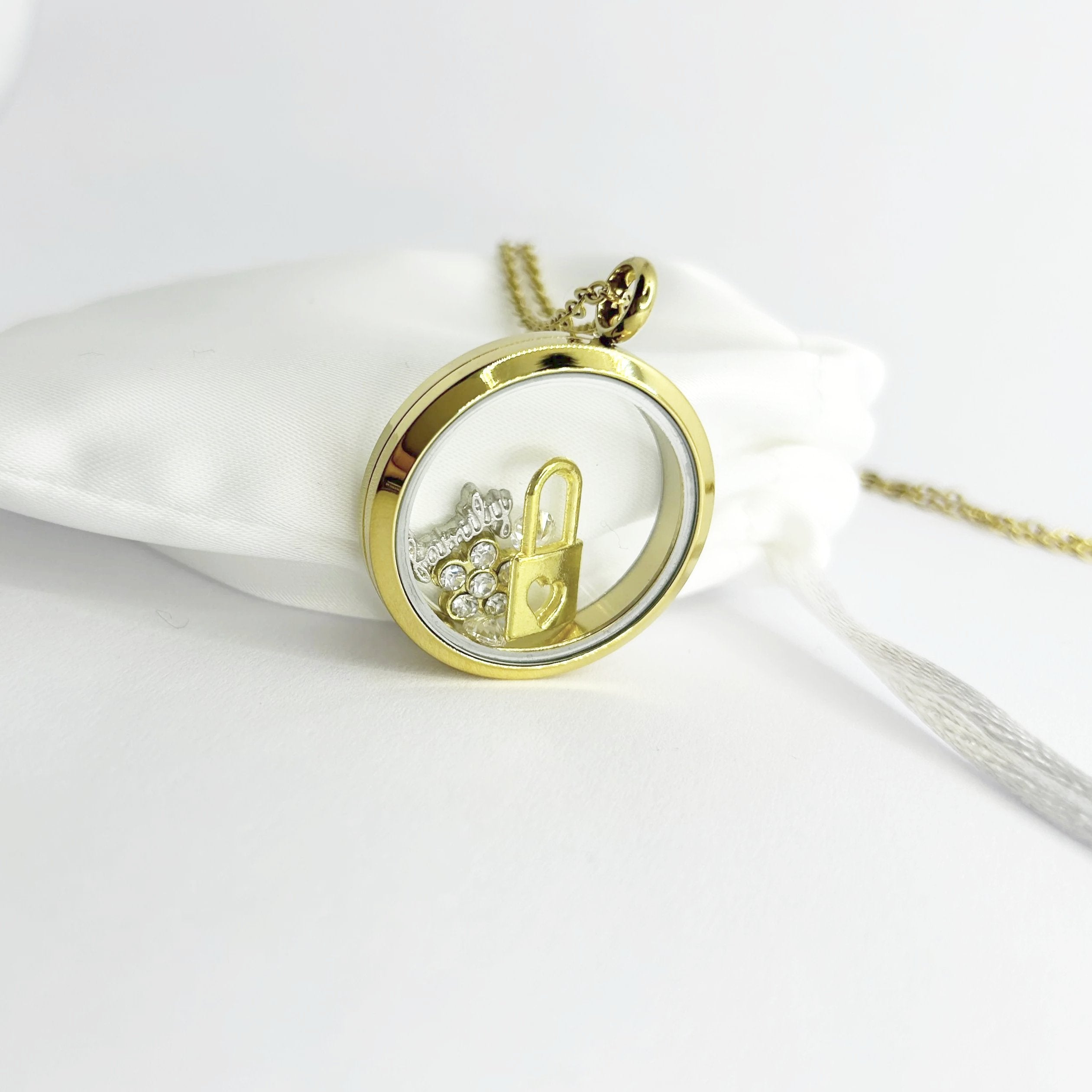 Floating Memories Medaillon, Floating Charms, Floating Medaillon, Hochzeitsmedaillon, Floating Memorys, Blumen Charms, Charmes, besonderes Geschenk, Erinnerung, persönliches Schmuckstück, schwebende Kette, schwebendes Medaillon, Hochzeit, Hochzeits-Villa, Hochzeitsgeschenk, Hochzeitsschmuck,
