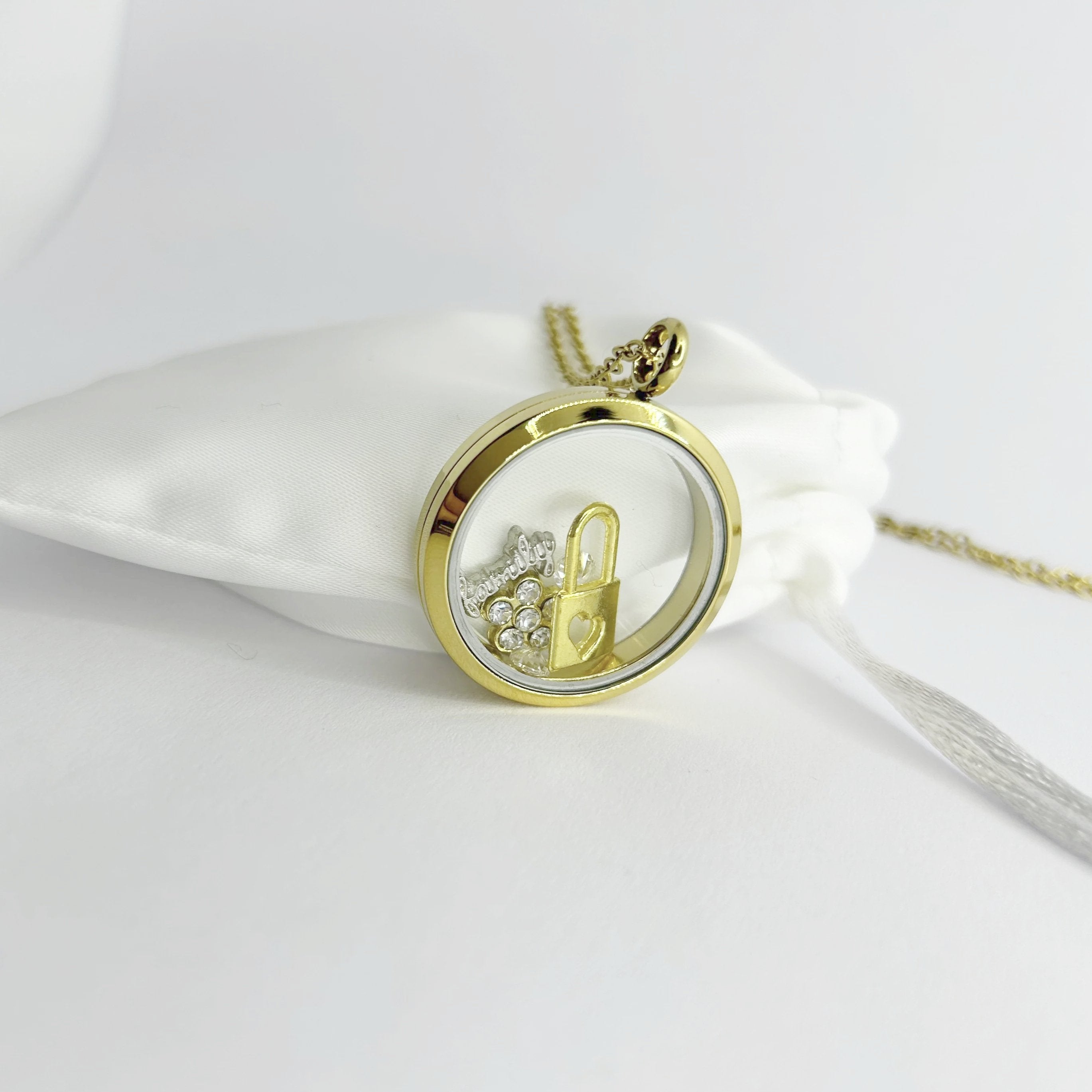 Floating Memories Medaillon, Floating Charms, Floating Medaillon, Hochzeitsmedaillon, Floating Memorys, Schloss Charms, Charmes, Heart Look Charms, besonderes Geschenk, Erinnerung, persönliches Schmuckstück, schwebende Kette, schwebendes Medaillon, Hochzeit, Hochzeits-Villa, Hochzeitsgeschenk, Hochzeitsschmuck, 