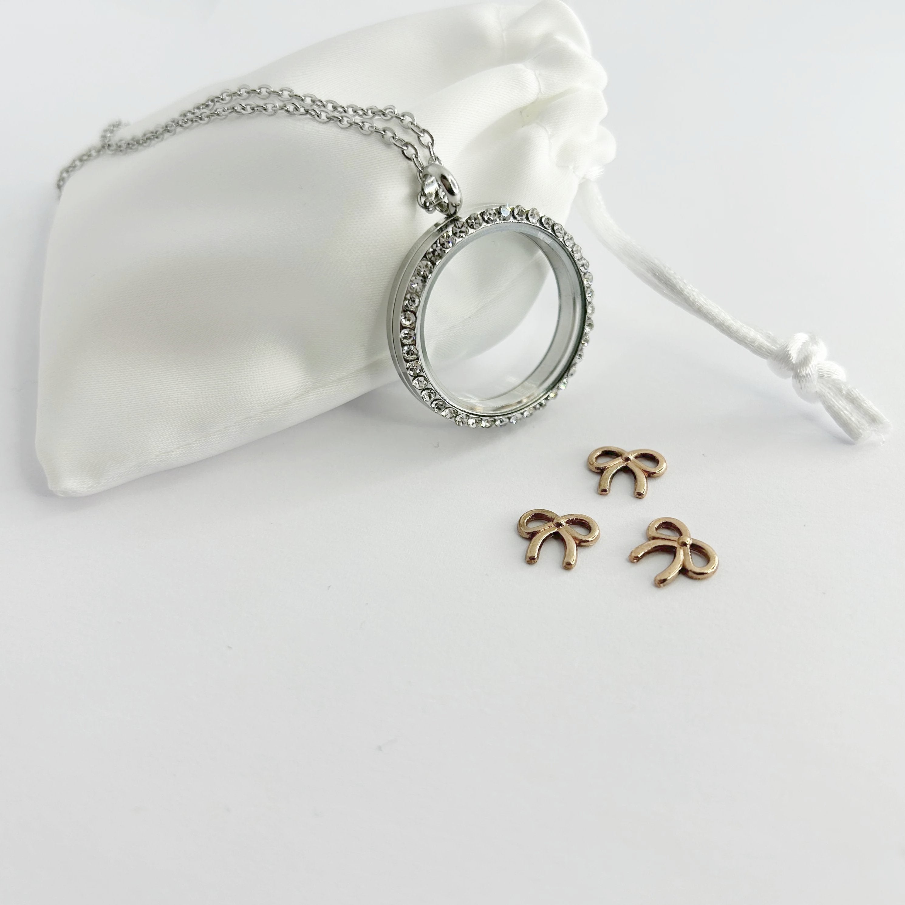Floating Memories Medaillon, Floating Charms, Floating Medaillon, Hochzeitsmedaillon, Floating Memorys, Schleife Charms, Charmes, Geschenk Charms, besonderes Geschenk, Erinnerung, persönliches Schmuckstück, schwebende Kette, schwebendes Medaillon, Hochzeit, Hochzeits-Villa, Hochzeitsgeschenk, Hochzeitsschmuck, 