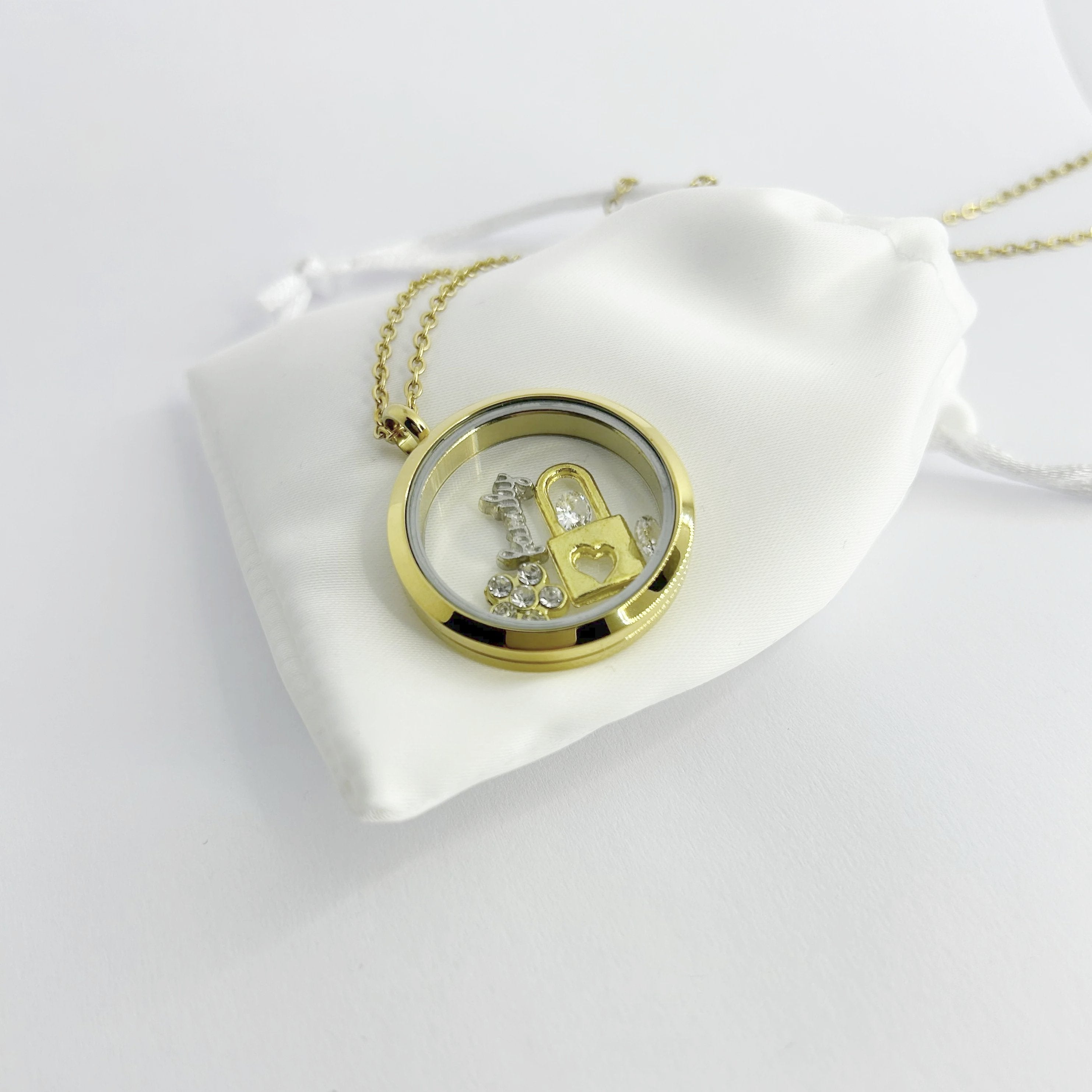 Floating Memories Medaillon, Floating Charms, Floating Medaillon, Hochzeitsmedaillon, Floating Memorys, Schloss Charms, Charmes, Heart Look Charms, besonderes Geschenk, Erinnerung, persönliches Schmuckstück, schwebende Kette, schwebendes Medaillon, Hochzeit, Hochzeits-Villa, Hochzeitsgeschenk, Hochzeitsschmuck, 