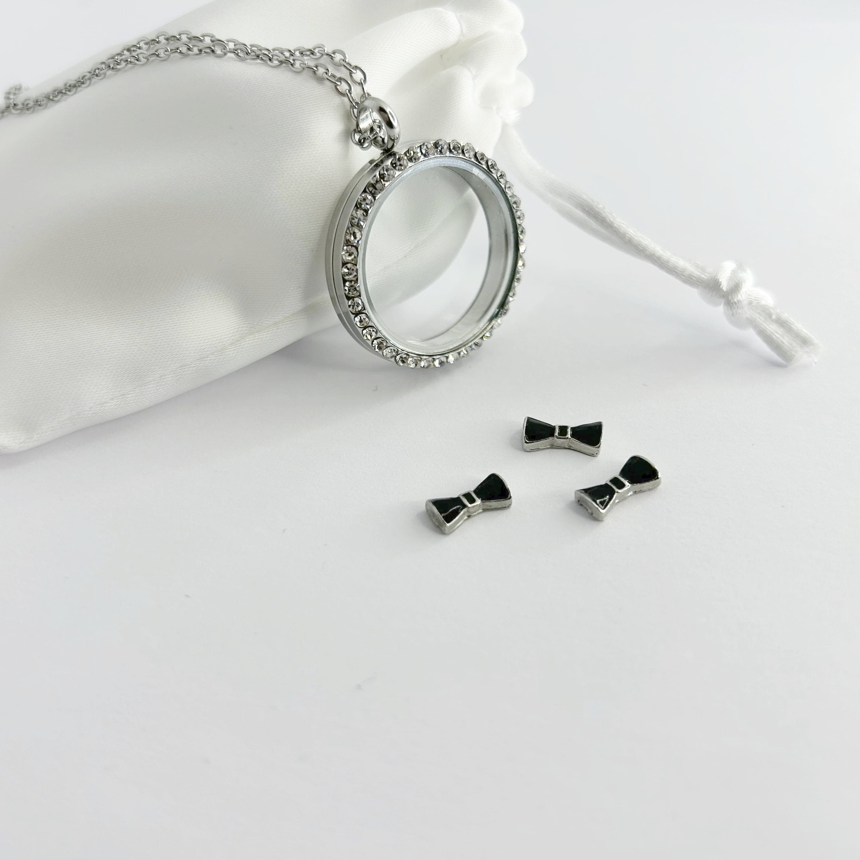 Floating Memories Medaillon, Floating Charms, Floating Medaillon, Hochzeitsmedaillon, Floating Memorys, Fliegen Charms, Charmes, Krawatten Charms, besonderes Geschenk, Erinnerung, persönliches Schmuckstück, schwebende Kette, schwebendes Medaillon, Hochzeit, Hochzeits-Villa, Hochzeitsgeschenk, Hochzeitsschmuck, Wedding Charms