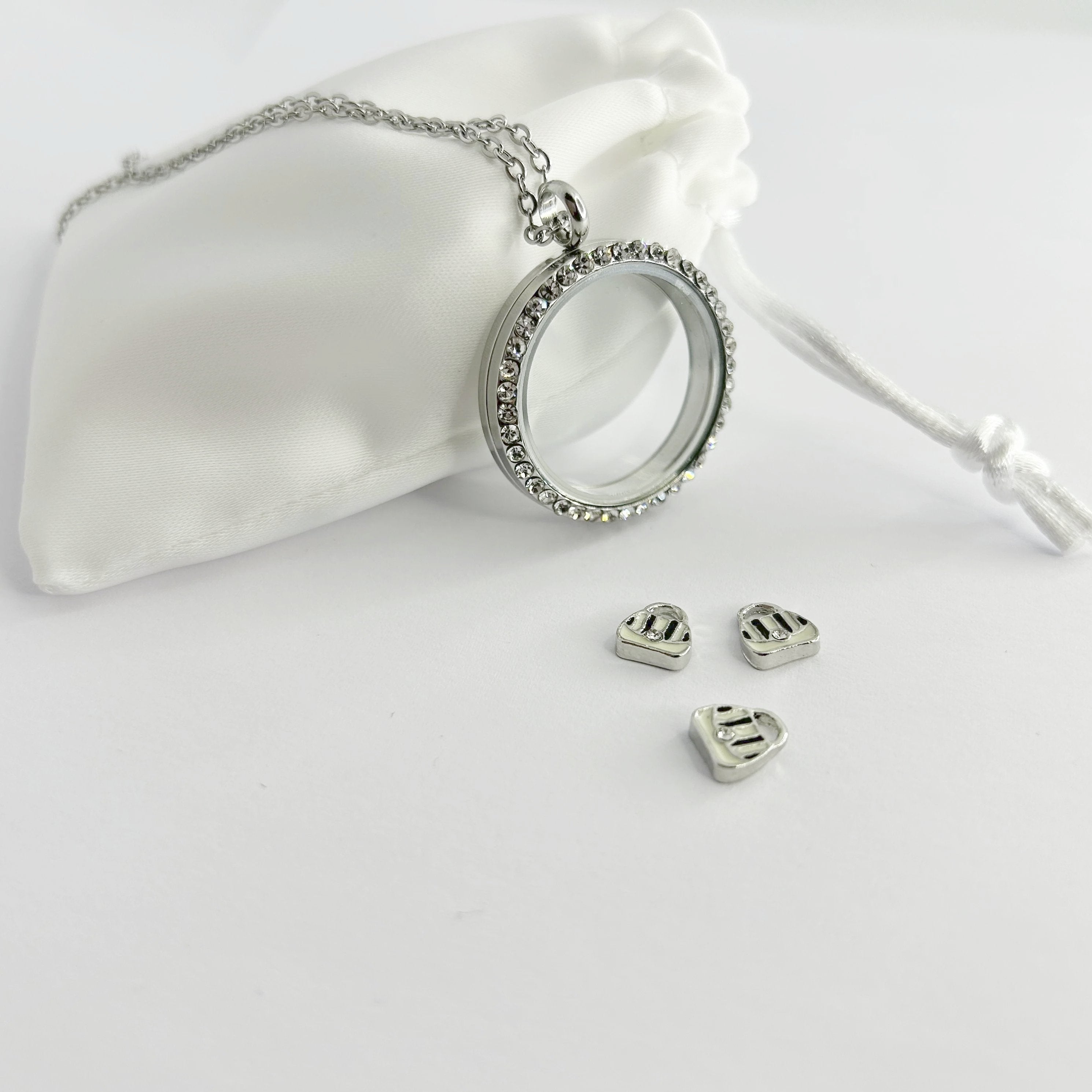 Floating Memories Medaillon, Floating Charms, Floating Medaillon, Hochzeitsmedaillon, Floating Memorys, Handtasche Charms, Charmes, Handtaschen Charms, besonderes Geschenk, Erinnerung, persönliches Schmuckstück, schwebende Kette, schwebendes Medaillon, Hochzeit, Hochzeits-Villa, Hochzeitsgeschenk, Hochzeitsschmuck, Wedding Charms