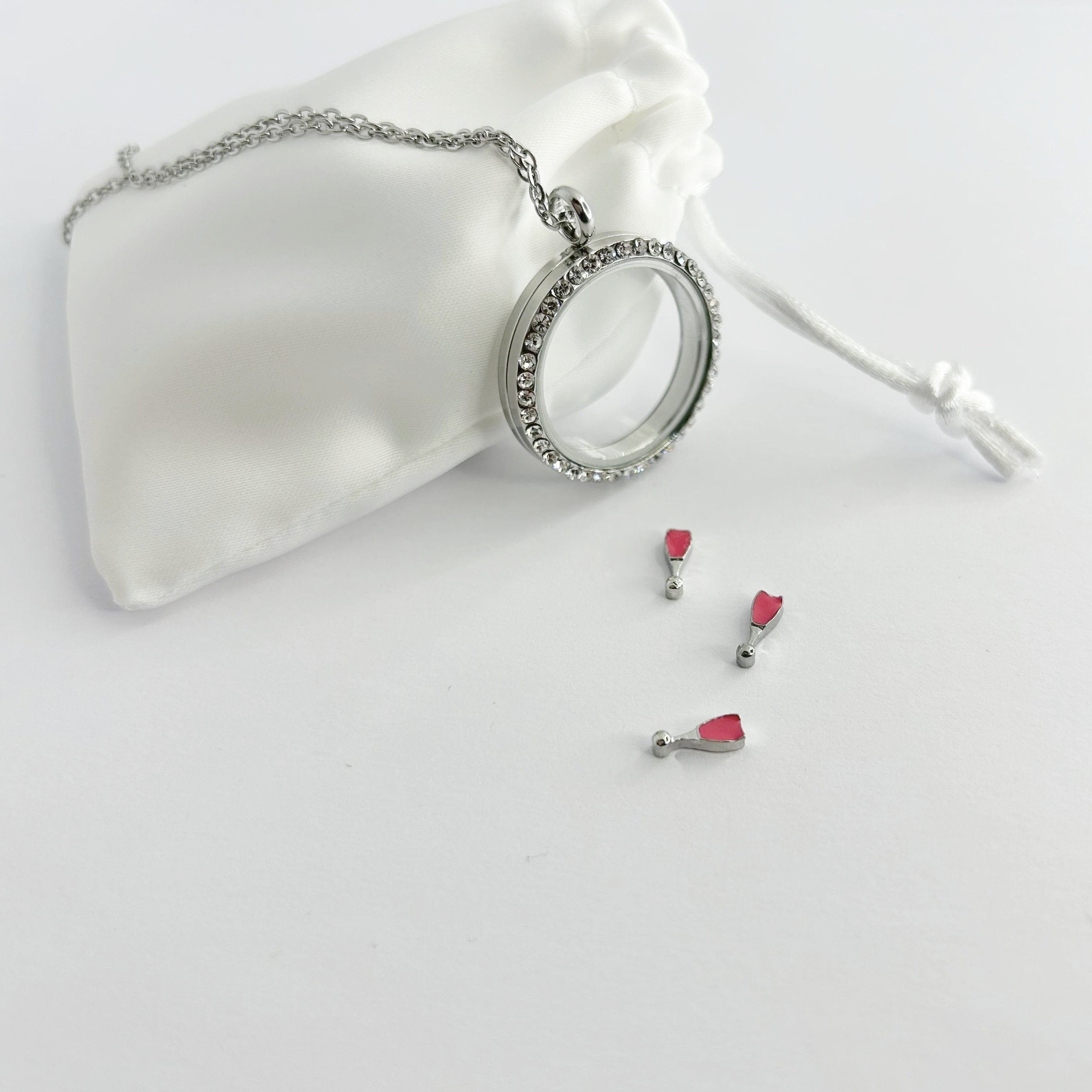 Floating Memories Medaillon, Floating Charms, Floating Medaillon, Hochzeitsmedaillon, Floating Memorys, Weinglas Charms, Charmes, Getränkeglas Charms, besonderes Geschenk, Erinnerung, persönliches Schmuckstück, schwebende Kette, schwebendes Medaillon, Hochzeit, Hochzeits-Villa, Hochzeitsgeschenk, Hochzeitsschmuck, Wedding Charms