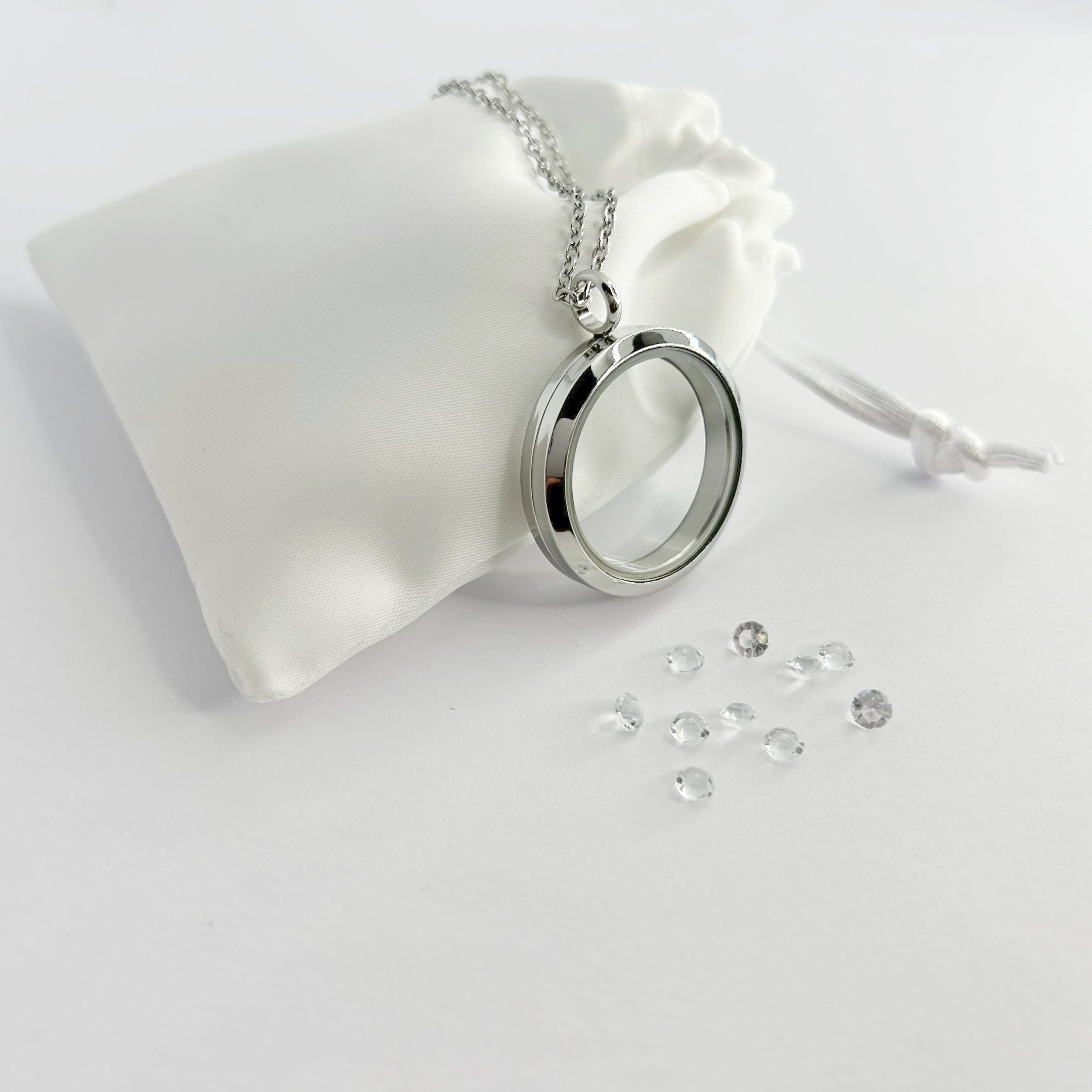 Floating Memories Medaillon, Floating Charms, Floating Medaillon, Hochzeitsmedaillon, Floating Memorys, Diamant Charms, Charmes, besonderes Geschenk, Erinnerung, persönliches Schmuckstück, schwebende Kette, schwebendes Medaillon, Hochzeit, Hochzeits-Villa, Hochzeitsgeschenk, Hochzeitsschmuck, Wedding Charms, Geburtsstein, Monatsstein
