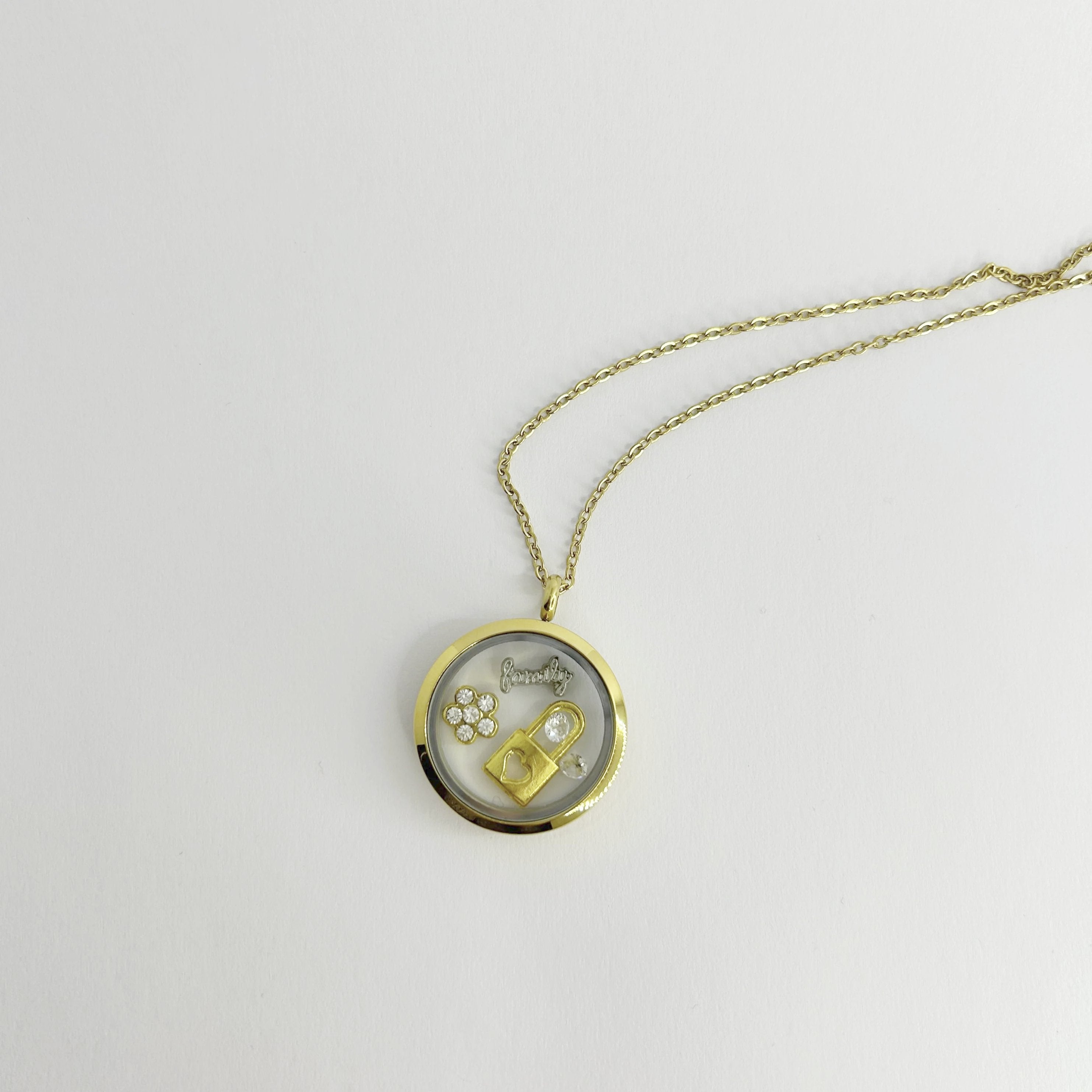 Floating Memories Medaillon, Floating Charms, Floating Medaillon, Hochzeitsmedaillon, Floating Memorys, Schloss Charms, Charmes, Heart Look Charms, besonderes Geschenk, Erinnerung, persönliches Schmuckstück, schwebende Kette, schwebendes Medaillon, Hochzeit, Hochzeits-Villa, Hochzeitsgeschenk, Hochzeitsschmuck, 
