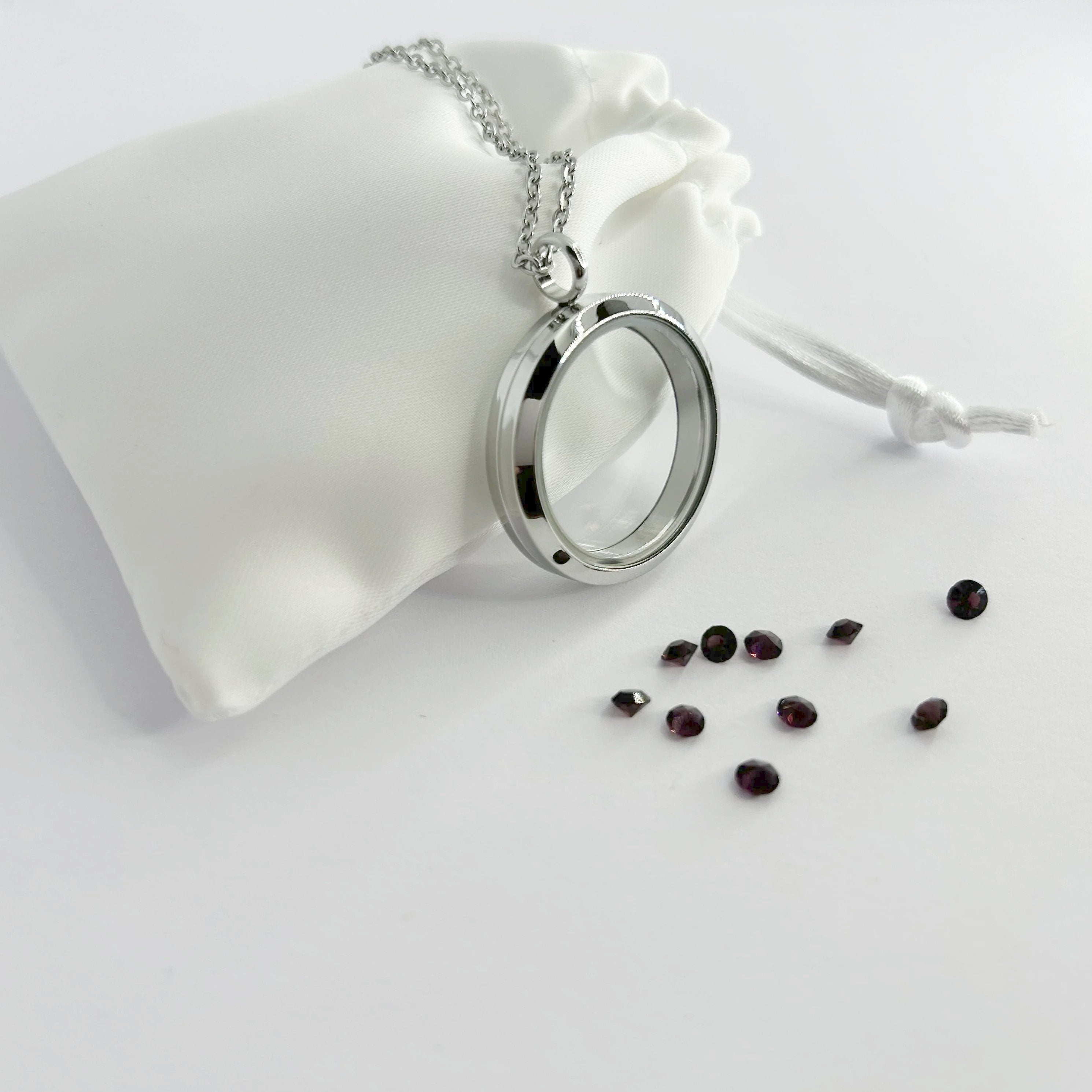 Floating Memories Medaillon, Floating Charms, Floating Medaillon, Hochzeitsmedaillon, Floating Memorys, Diamant Charms, Charmes, besonderes Geschenk, Erinnerung, persönliches Schmuckstück, schwebende Kette, schwebendes Medaillon, Hochzeit, Hochzeits-Villa, Hochzeitsgeschenk, Hochzeitsschmuck, Wedding Charms, Geburtsstein, Monatsstein