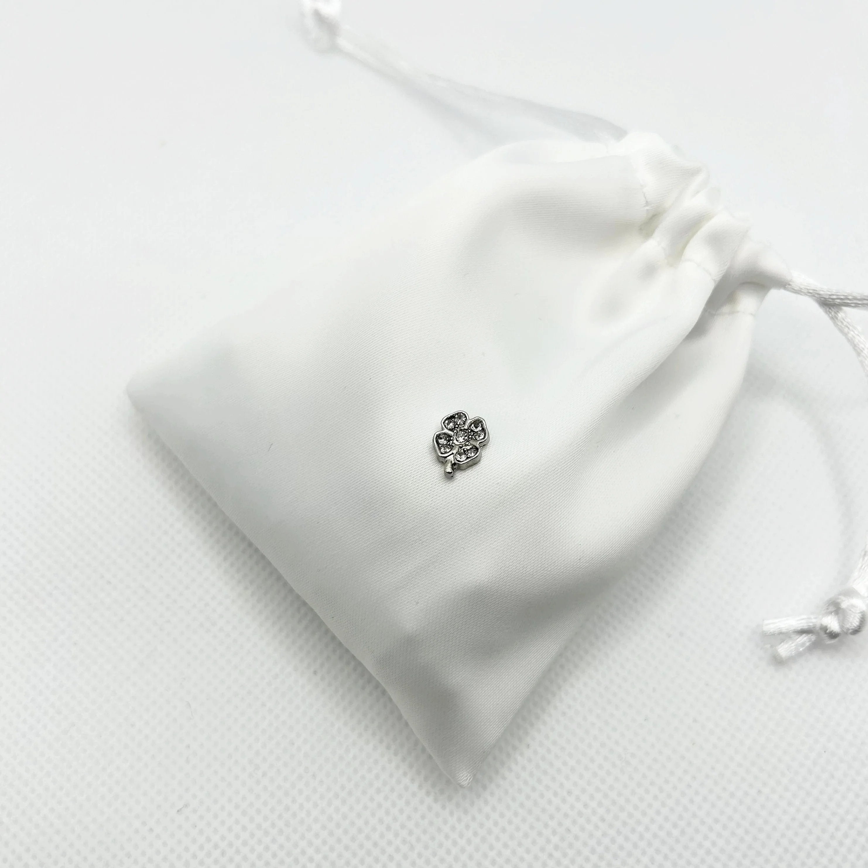 Floating Memories Medaillon, Floating Charms, Schlüsselanhänger Floating Medaillon, Hochzeitsmedaillon, Floating Memorys, Strass Medaillon, Hochzeit Charmes, besonderes Geschenk, Erinnerung, persönliches Schmuckstück, schwebende Kette, schwebendes Medaillon, Hochzeit, Hochzeits-Villa, Hochzeitsgeschenk, Hochzeitsschmuck, Wedding Charms, Geschenk, Geburtstagsgeschenk, Hochzeitstag, Muttertag, Geschenk für sie, Kleeblatt Charm