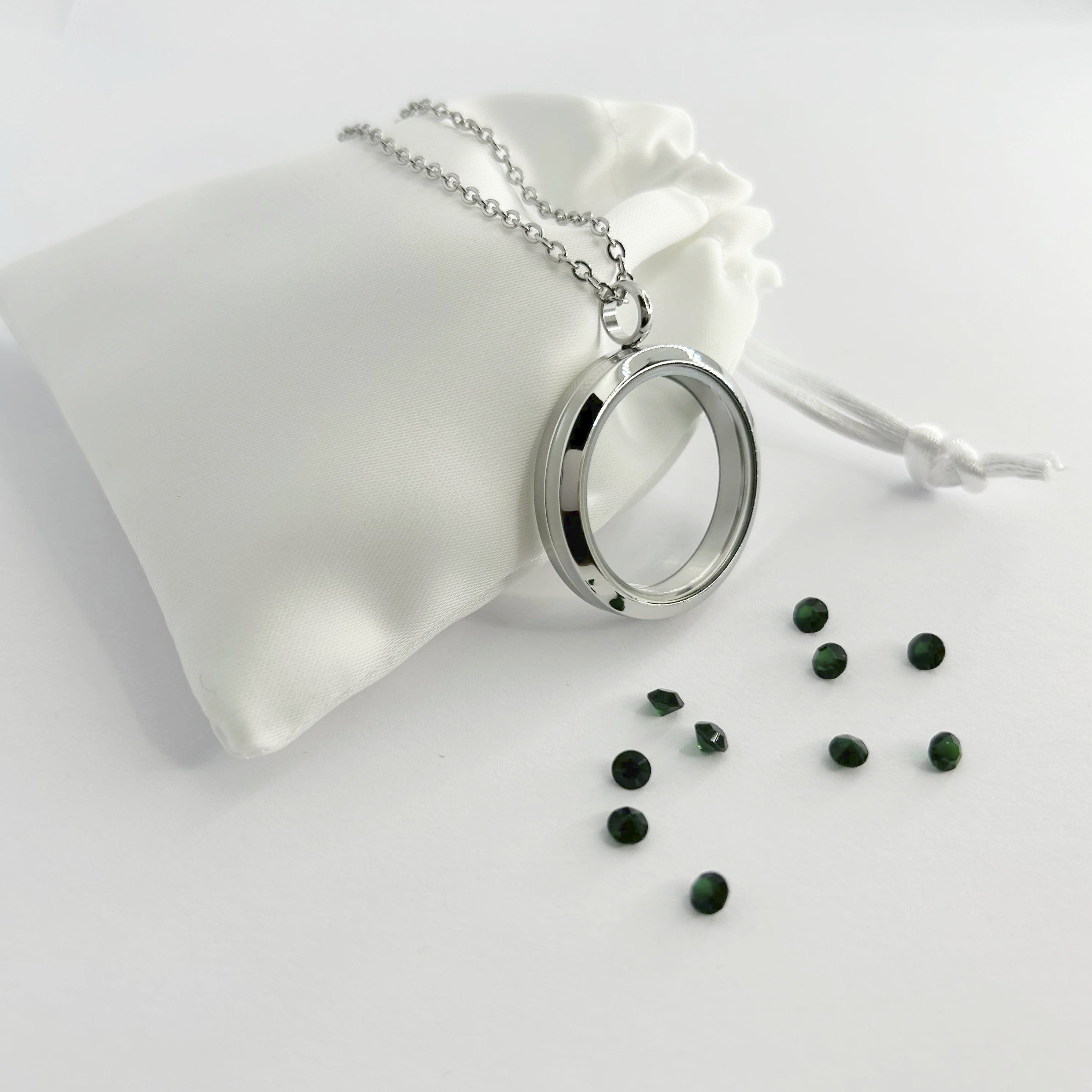 Floating Memories Medaillon, Floating Charms, Floating Medaillon, Hochzeitsmedaillon, Floating Memorys, Diamant Charms, Charmes, besonderes Geschenk, Erinnerung, persönliches Schmuckstück, schwebende Kette, schwebendes Medaillon, Hochzeit, Hochzeits-Villa, Hochzeitsgeschenk, Hochzeitsschmuck, Wedding Charms, Geburtsstein, Monatsstein