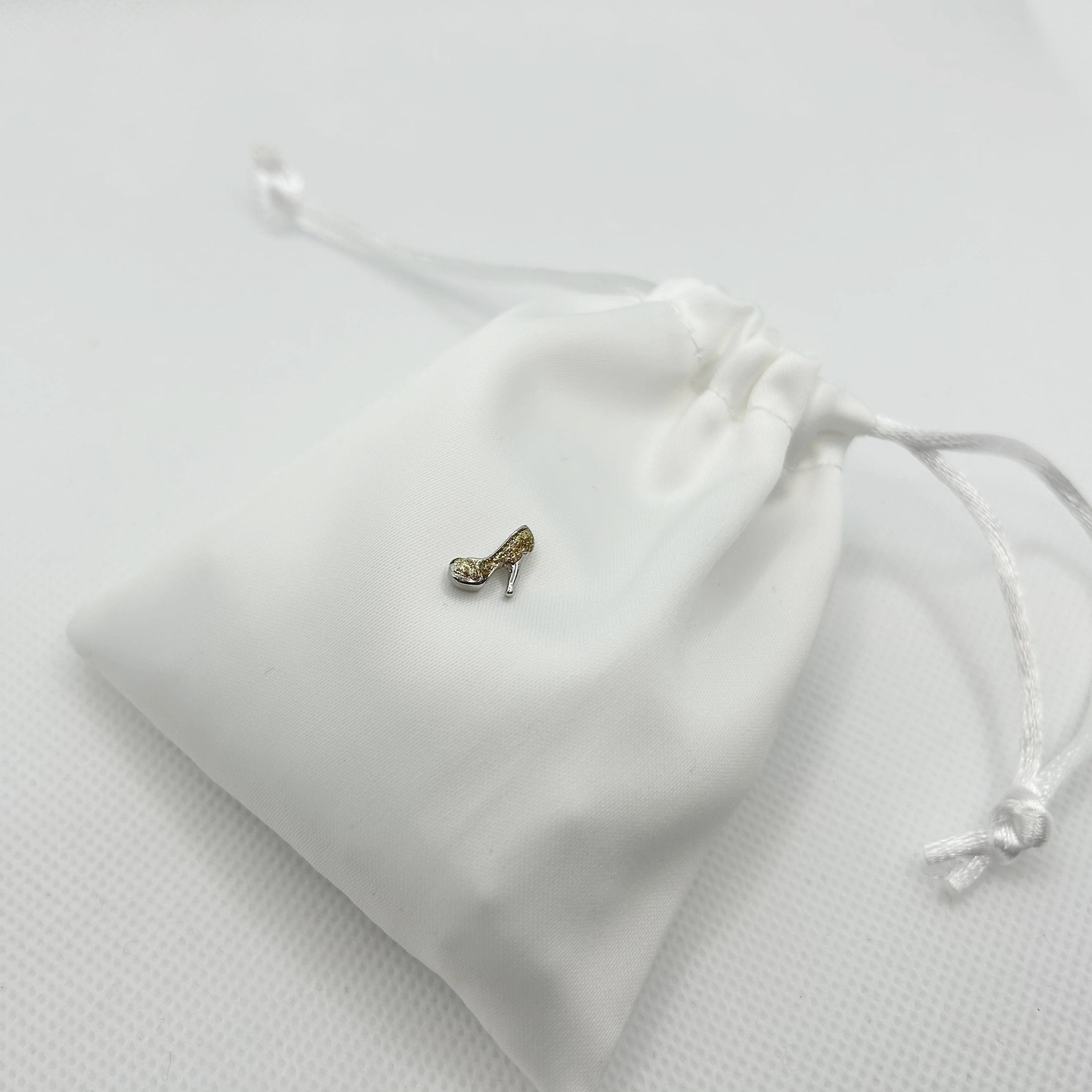 Floating Memories Medaillon, Floating Charms, Schlüsselanhänger Floating Medaillon, Hochzeitsmedaillon, Floating Memorys, Strass Medaillon, Hochzeit Charmes, besonderes Geschenk, Erinnerung, persönliches Schmuckstück, schwebende Kette, schwebendes Medaillon, Hochzeit, Hochzeits-Villa, Hochzeitsgeschenk, Hochzeitsschmuck, Wedding Charms, Geschenk, Geburtstagsgeschenk, Hochzeitstag, Muttertag, Geschenk für sie, High Heels Charm, JGA, Brautschuhe Charm