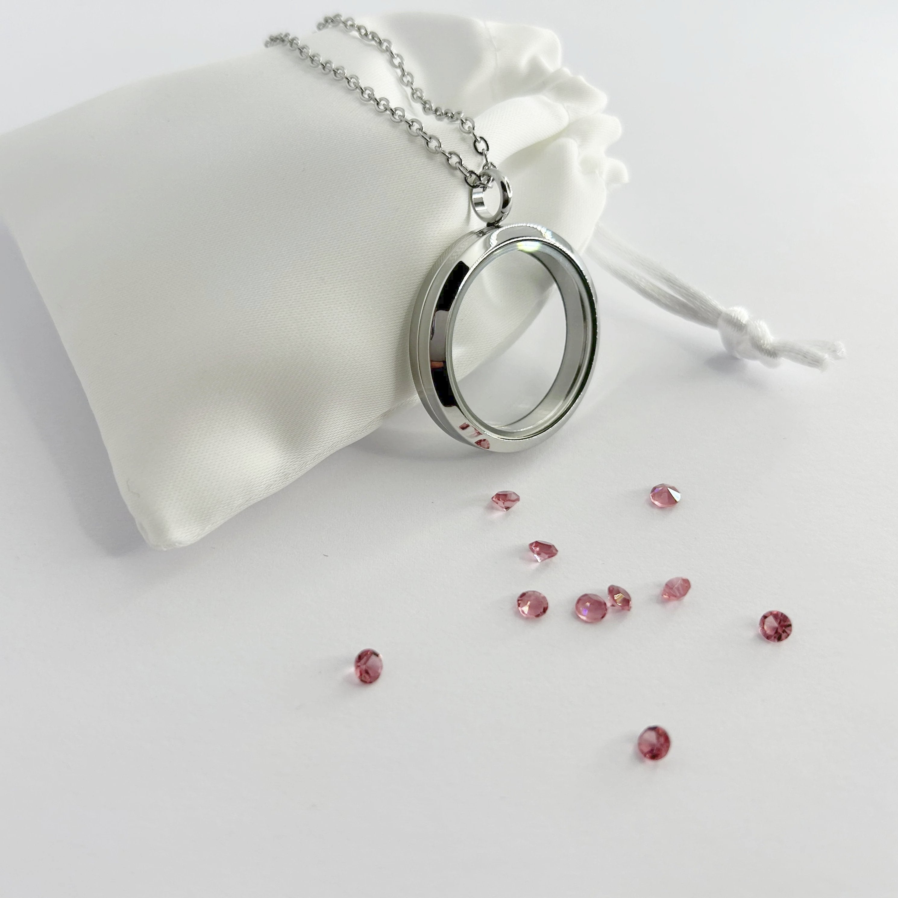 Floating Memories Medaillon, Floating Charms, Floating Medaillon, Hochzeitsmedaillon, Floating Memorys, Diamant Charms, Charmes, besonderes Geschenk, Erinnerung, persönliches Schmuckstück, schwebende Kette, schwebendes Medaillon, Hochzeit, Hochzeits-Villa, Hochzeitsgeschenk, Hochzeitsschmuck, Wedding Charms, Geburtsstein, Monatsstein