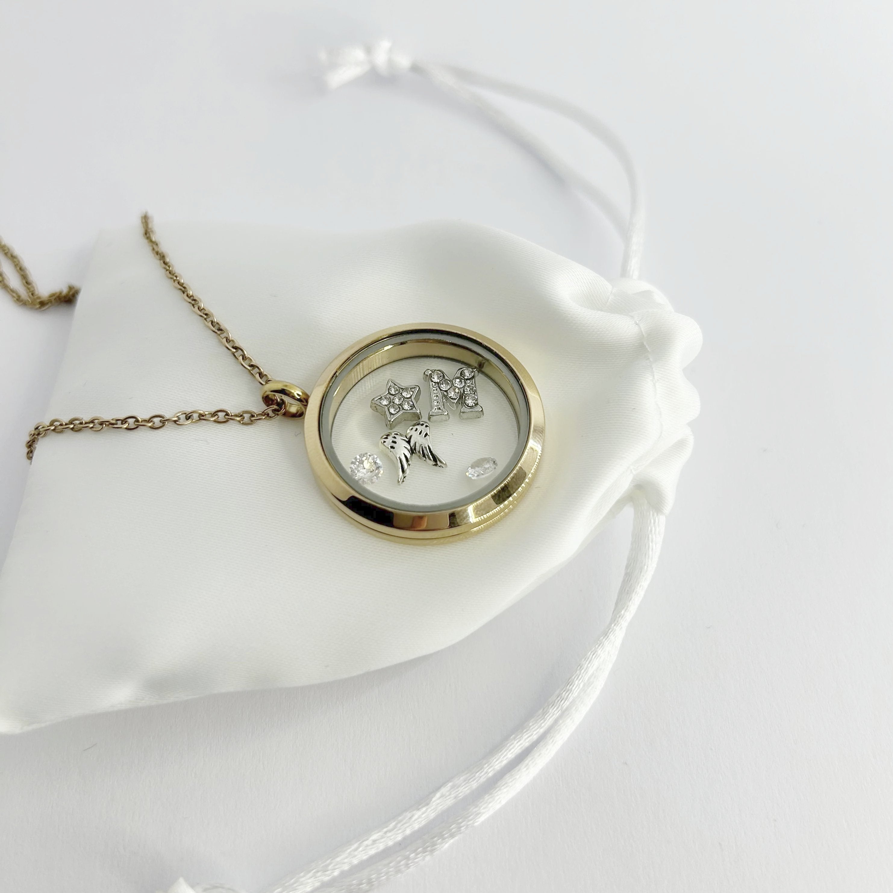 Floating Memories Medaillon, Floating Charms, Floating Medaillon, Hochzeitsmedaillon, Floating Memorys, Engelsflügel Charms, Engel Charmes, besonderes Geschenk, Erinnerung, persönliches Schmuckstück, schwebende Kette, schwebendes Medaillon, Hochzeit, Hochzeits-Villa, Hochzeitsgeschenk, Hochzeitsschmuck, Wedding Charms, Angel Beat, Angel Charms