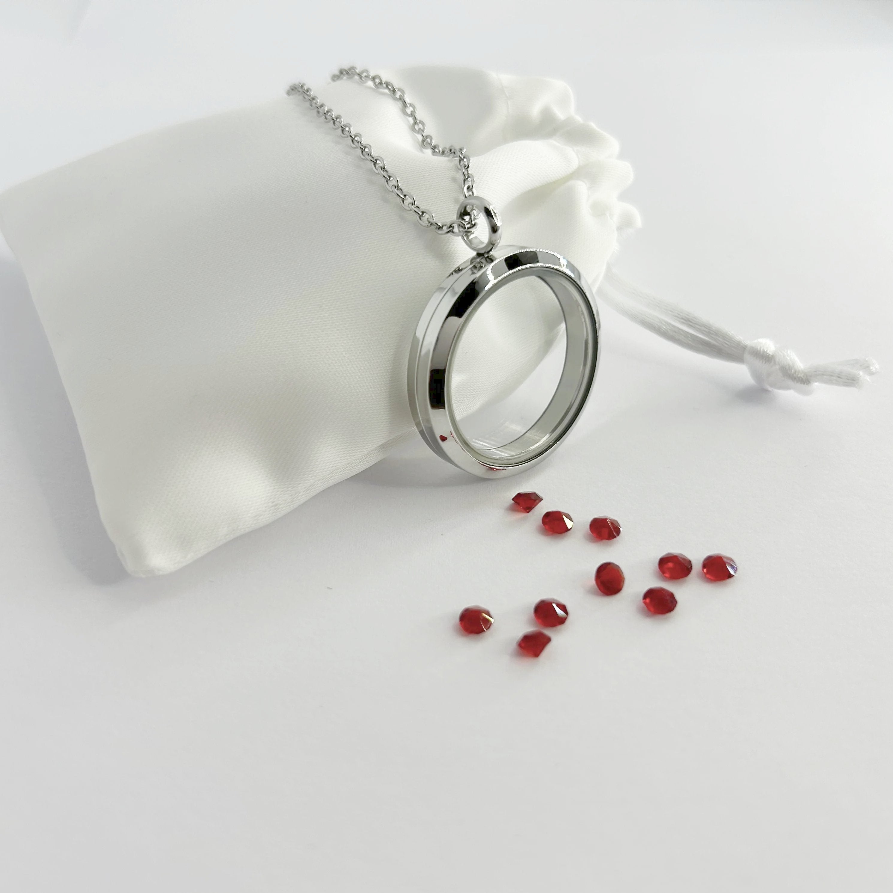 Floating Memories Medaillon, Floating Charms, Floating Medaillon, Hochzeitsmedaillon, Floating Memorys, Diamant Charms, Charmes, besonderes Geschenk, Erinnerung, persönliches Schmuckstück, schwebende Kette, schwebendes Medaillon, Hochzeit, Hochzeits-Villa, Hochzeitsgeschenk, Hochzeitsschmuck, Wedding Charms, Geburtsstein, Monatsstein