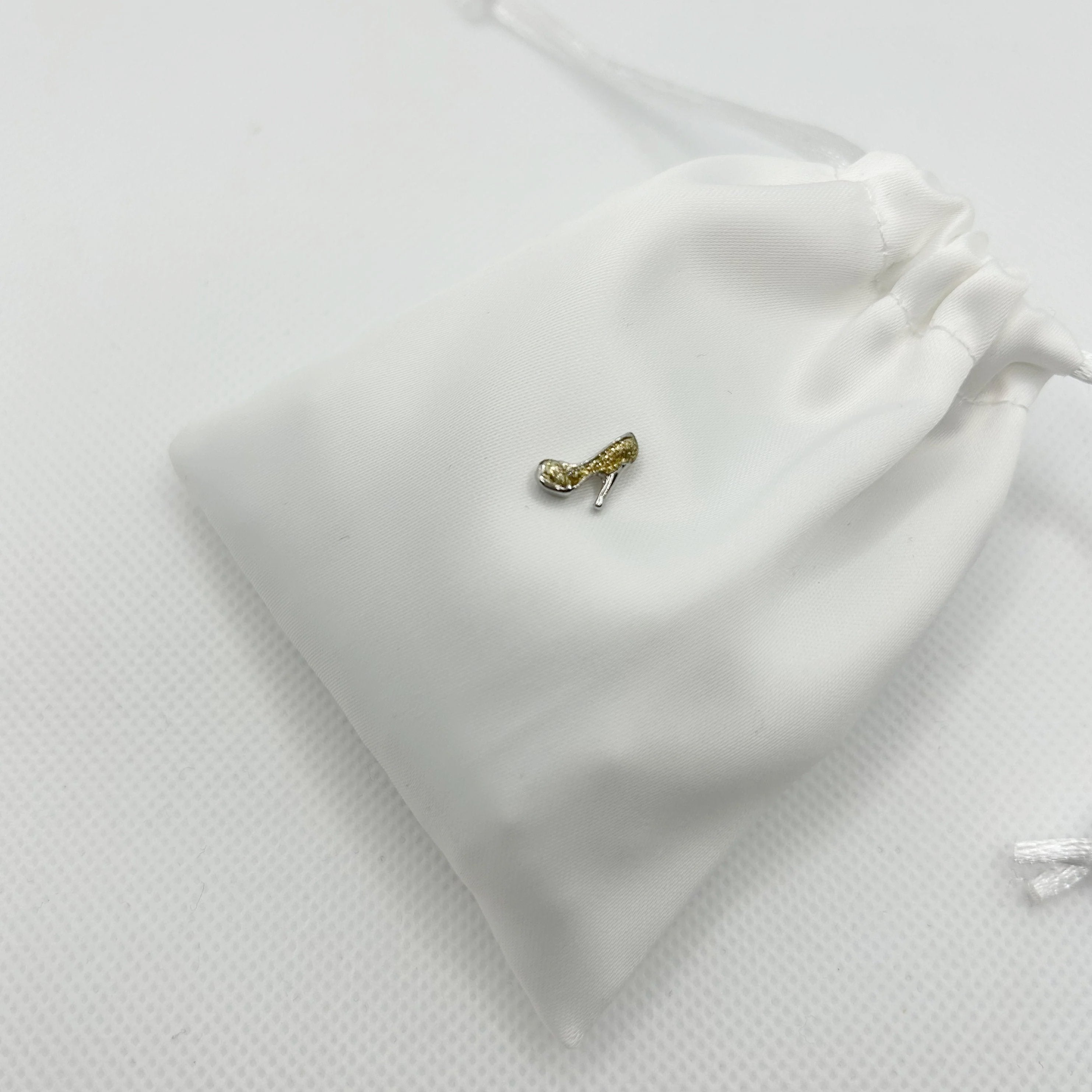 Floating Memories Medaillon, Floating Charms, Schlüsselanhänger Floating Medaillon, Hochzeitsmedaillon, Floating Memorys, Strass Medaillon, Hochzeit Charmes, besonderes Geschenk, Erinnerung, persönliches Schmuckstück, schwebende Kette, schwebendes Medaillon, Hochzeit, Hochzeits-Villa, Hochzeitsgeschenk, Hochzeitsschmuck, Wedding Charms, Geschenk, Geburtstagsgeschenk, Hochzeitstag, Muttertag, Geschenk für sie, High Heels Charm, JGA, Brautschuhe Charm