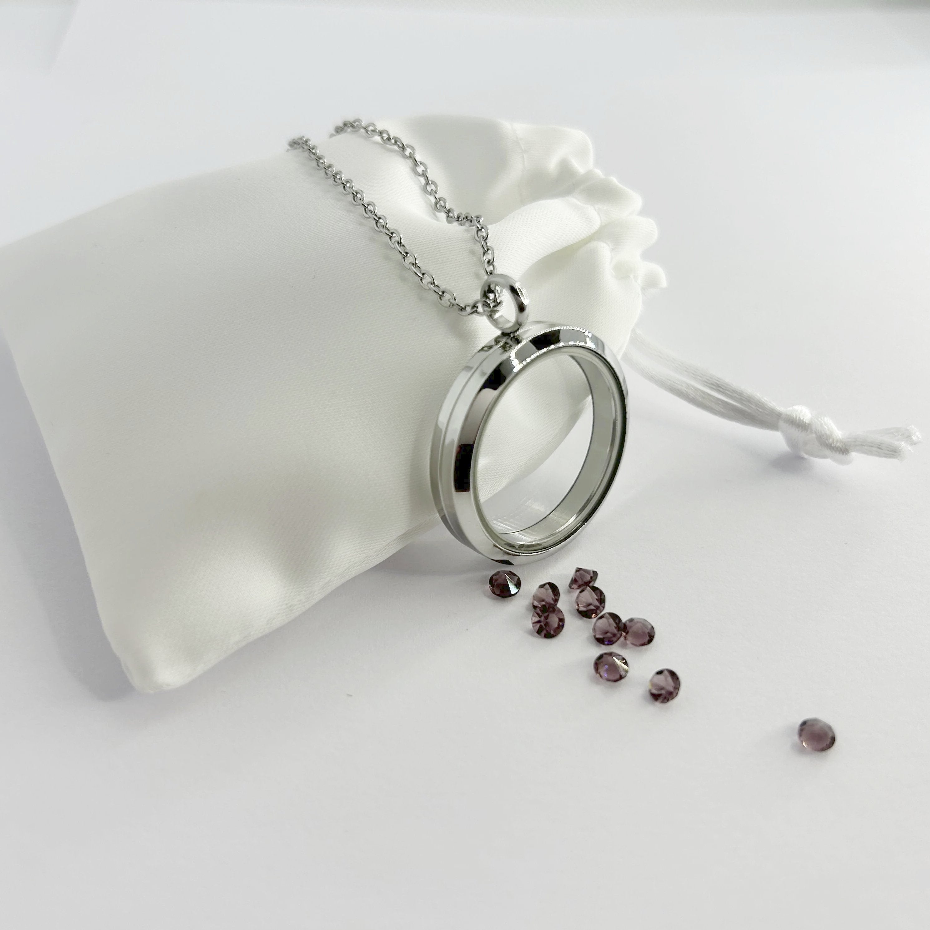 Floating Memories Medaillon, Floating Charms, Floating Medaillon, Hochzeitsmedaillon, Floating Memorys, Diamant Charms, Charmes, besonderes Geschenk, Erinnerung, persönliches Schmuckstück, schwebende Kette, schwebendes Medaillon, Hochzeit, Hochzeits-Villa, Hochzeitsgeschenk, Hochzeitsschmuck, Wedding Charms, Geburtsstein, Monatsstein