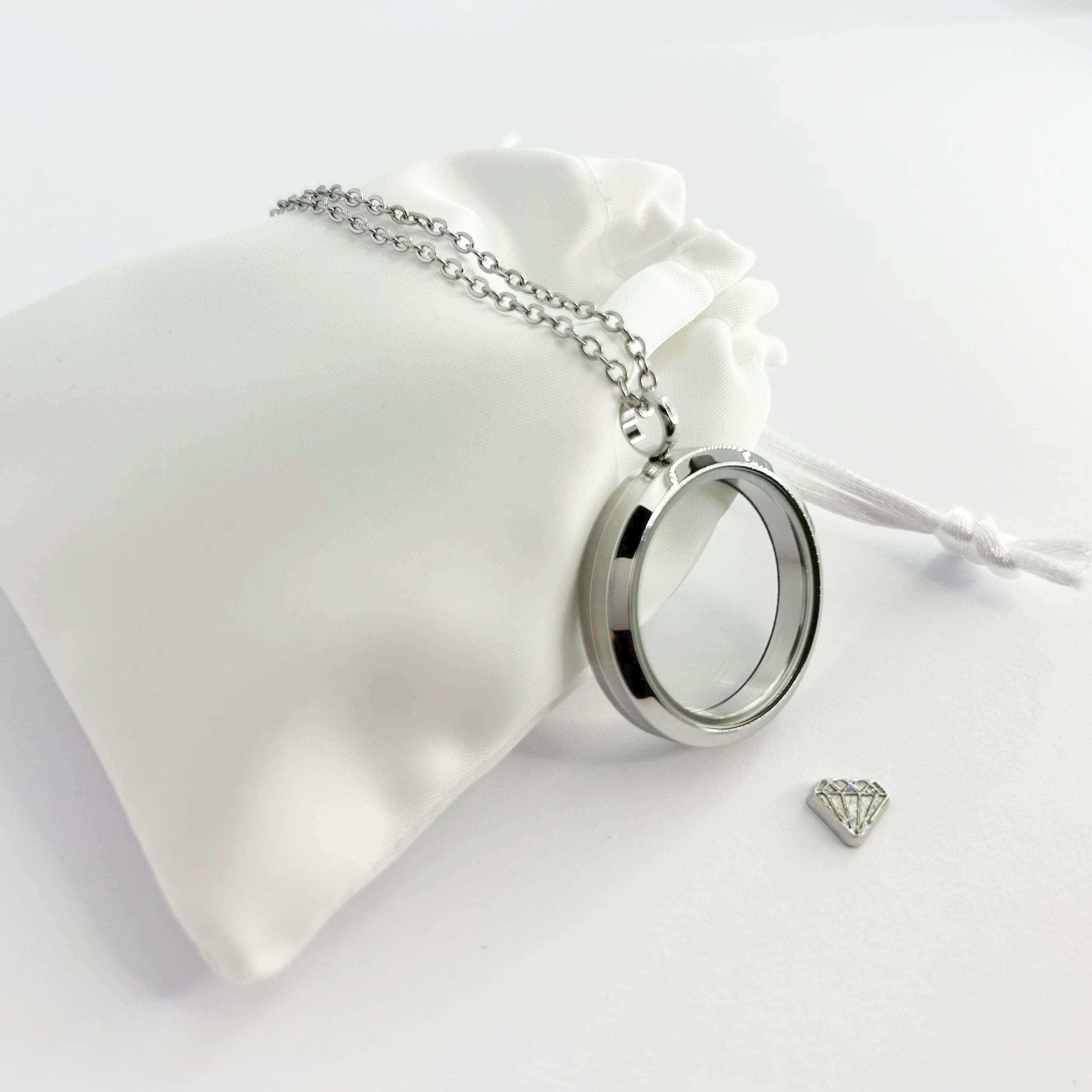 Floating Memories Medaillon, Floating Charms, Floating Medaillon, Hochzeitsmedaillon, Floating Memorys, Diamant Charms, Charmes, besonderes Geschenk, Erinnerung, persönliches Schmuckstück, schwebende Kette, schwebendes Medaillon, Hochzeit, Hochzeits-Villa, Hochzeitsgeschenk, Hochzeitsschmuck, Wedding Charms, Juwel Charms, Juwel Beats