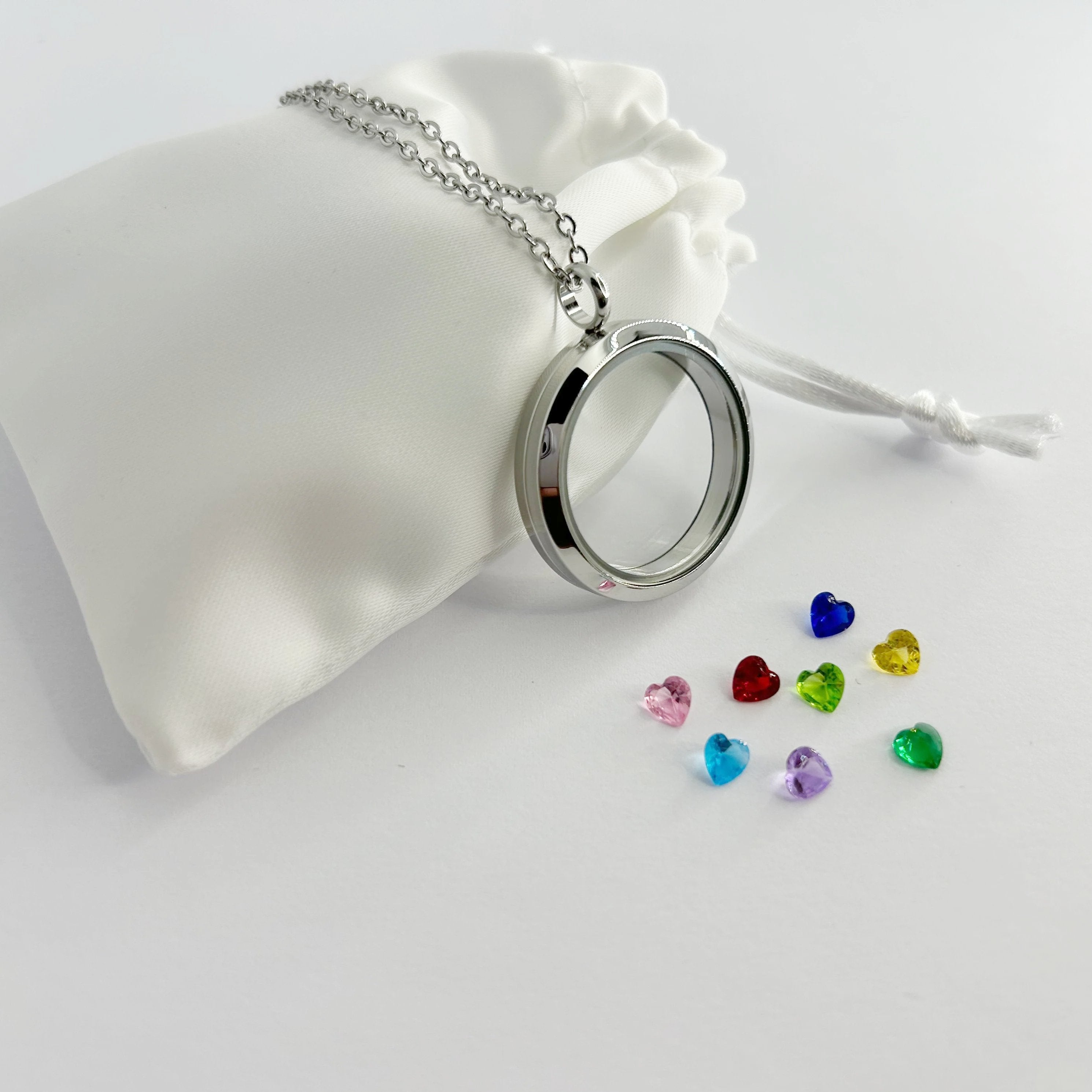 Floating Memories Medaillon, Floating Charms, Floating Medaillon, Hochzeitsmedaillon, Floating Memorys, Herz Diamant Charms, Charmes, besonderes Geschenk, Erinnerung, persönliches Schmuckstück, schwebende Kette, schwebendes Medaillon, Hochzeit, Hochzeits-Villa, Hochzeitsgeschenk, Hochzeitsschmuck, Wedding Charms, Juwel Charms, Juwel Beats, Herz Steine, Strasssteine, Strass Steine, bunte Steine, bunte Herz Strasssteine