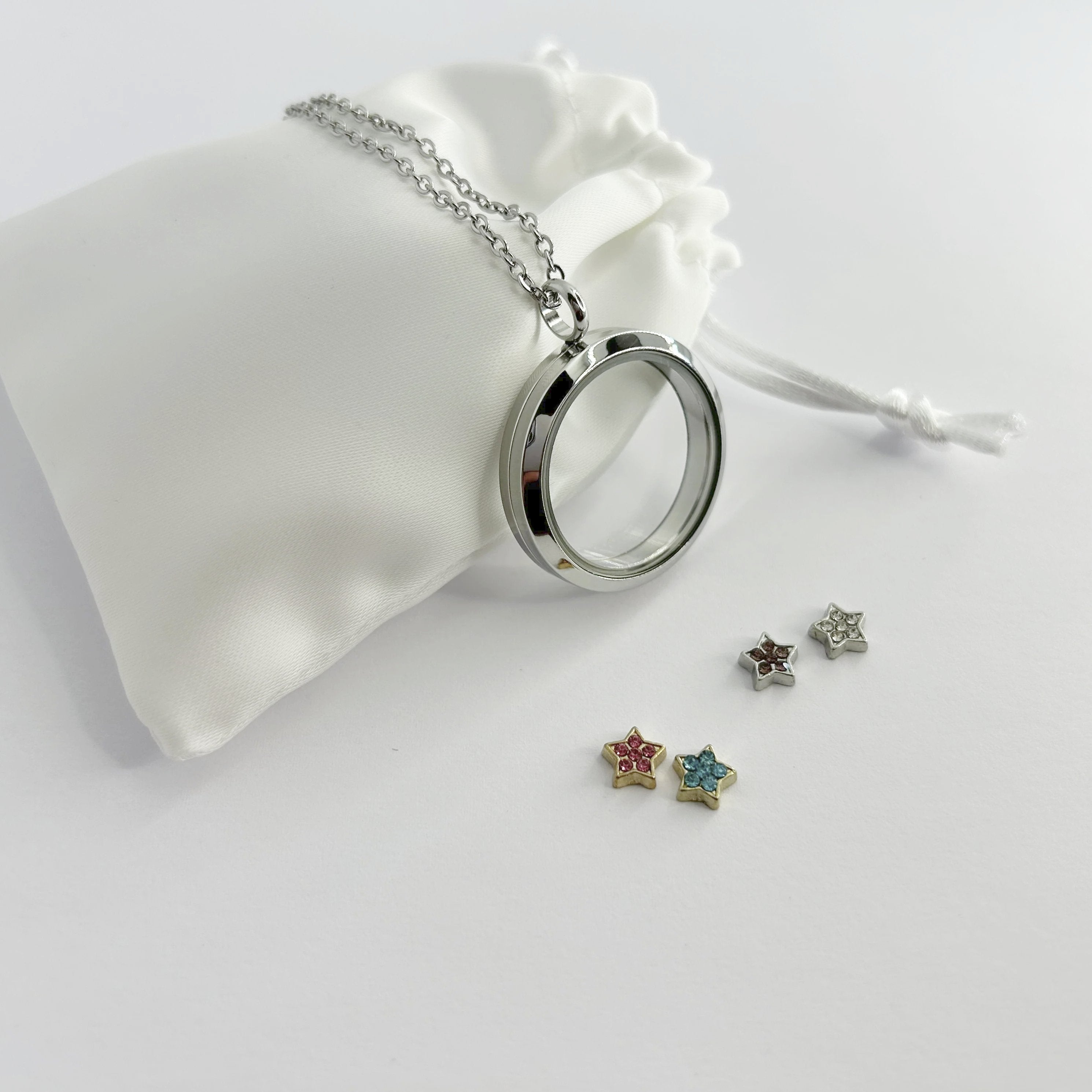 Floating Memories Medaillon, Floating Charms, Floating Medaillon, Hochzeitsmedaillon, Floating Memorys, Stern Diamant Charms, Charmes, besonderes Geschenk, Erinnerung, persönliches Schmuckstück, schwebende Kette, schwebendes Medaillon, Hochzeit, Hochzeits-Villa, Hochzeitsgeschenk, Hochzeitsschmuck, Wedding Charms, Juwel Charms, Juwel Beats, Stern Steine, Strasssteine, Strass Steine, bunte Steine, bunte Stern Strasssteine