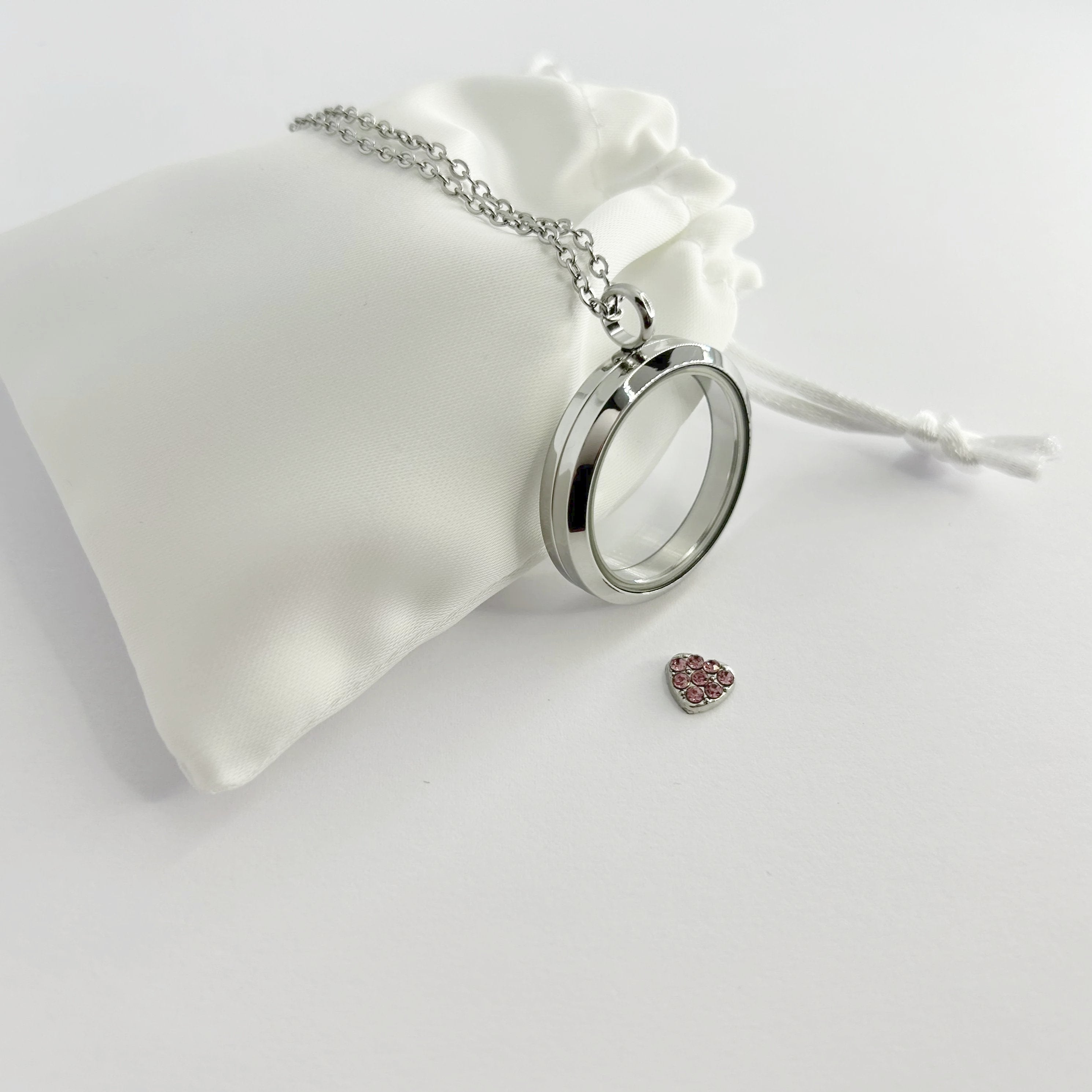 Floating Memories Medaillon, Floating Charms, Floating Medaillon, Hochzeitsmedaillon, Floating Memorys, Herz Charms, Herz Charmes, besonderes Geschenk, Erinnerung, persönliches Schmuckstück, schwebende Kette, schwebendes Medaillon, Hochzeit, Hochzeits-Villa, Hochzeitsgeschenk, Hochzeitsschmuck, Wedding Charms, Juwel Charms, Juwel Beats, Heart Beats, Heart Charm