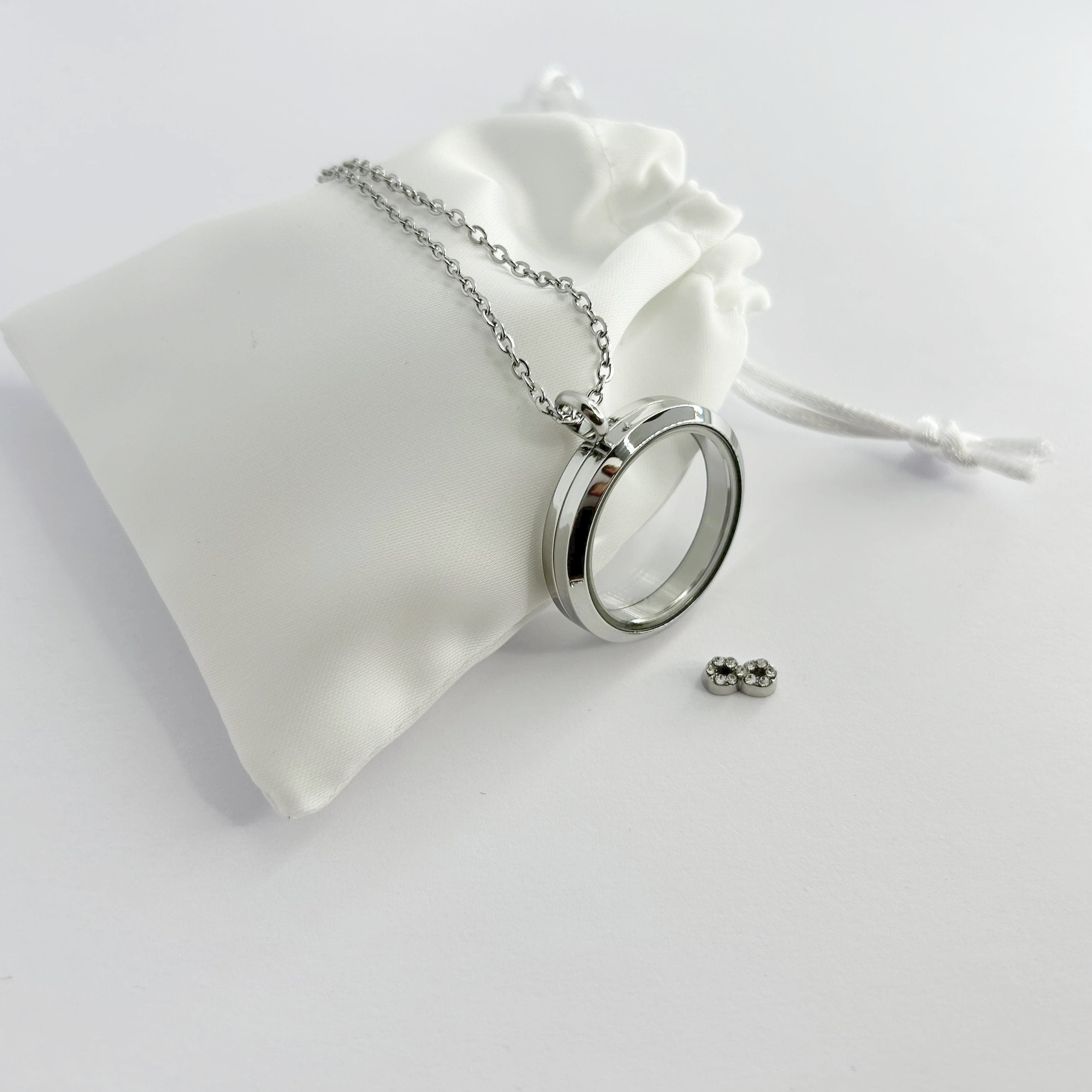 Floating Memories Medaillon, Floating Charms, Floating Medaillon, Hochzeitsmedaillon, Floating Memorys, Unendlichkeit Charms, Hochzeit Charmes, besonderes Geschenk, Erinnerung, persönliches Schmuckstück, schwebende Kette, schwebendes Medaillon, Hochzeit, Hochzeits-Villa, Hochzeitsgeschenk, Hochzeitsschmuck, Wedding Charms, Unendlichkeitszeichen, Schmuck Unendlichkeitszeichen