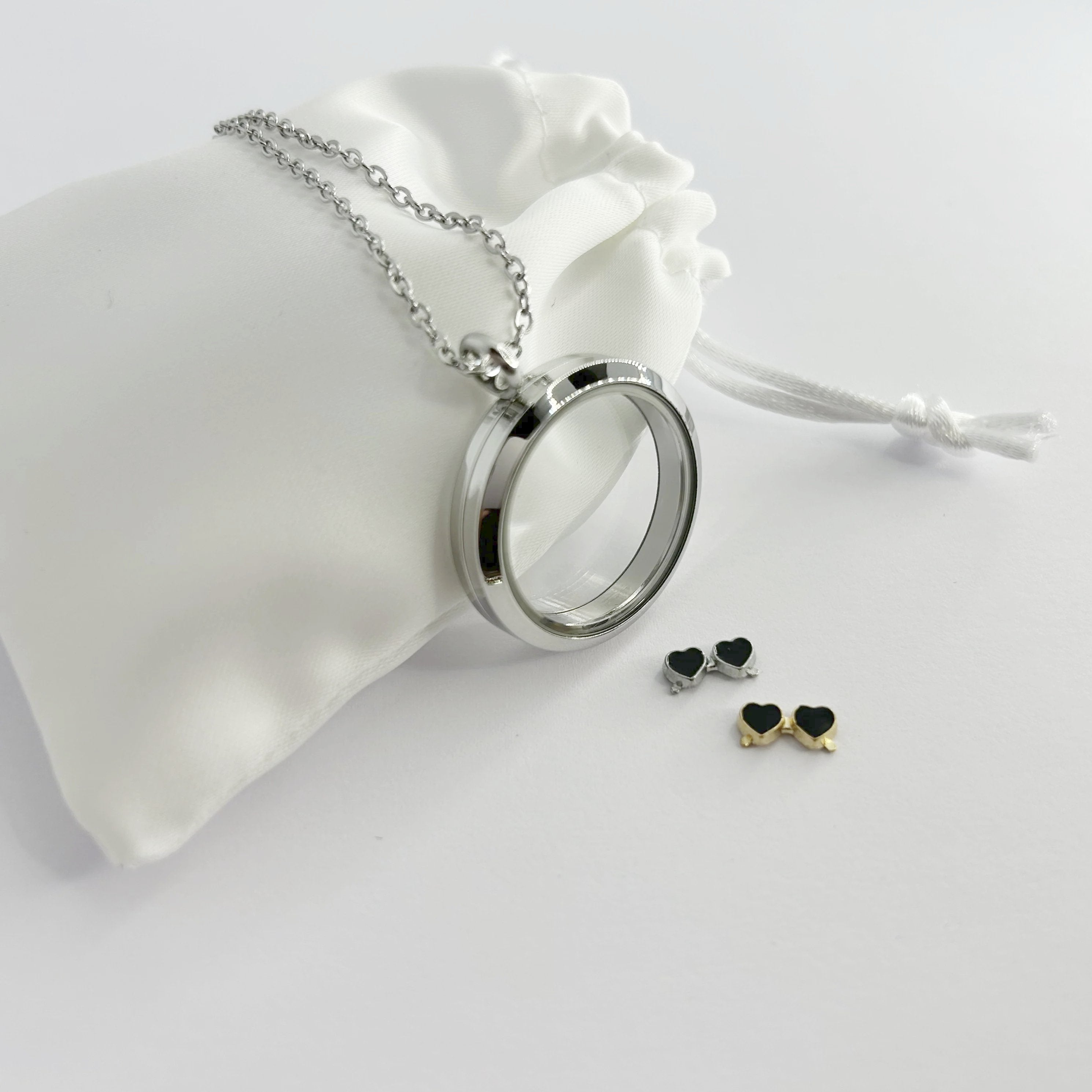 Floating Memories Medaillon, Floating Charms, Floating Medaillon, Hochzeitsmedaillon, Floating Memorys, Sonnenbrille Charms, Herzsonnenbrille Charmes, besonderes Geschenk, Erinnerung, persönliches Schmuckstück, schwebende Kette, schwebendes Medaillon, Hochzeit, Hochzeits-Villa, Hochzeitsgeschenk, Hochzeitsschmuck, Wedding Charms, JGA, Junggesellinabschied, JGA Girls, Flitterwochen, Erinnerung Sommerurlaub