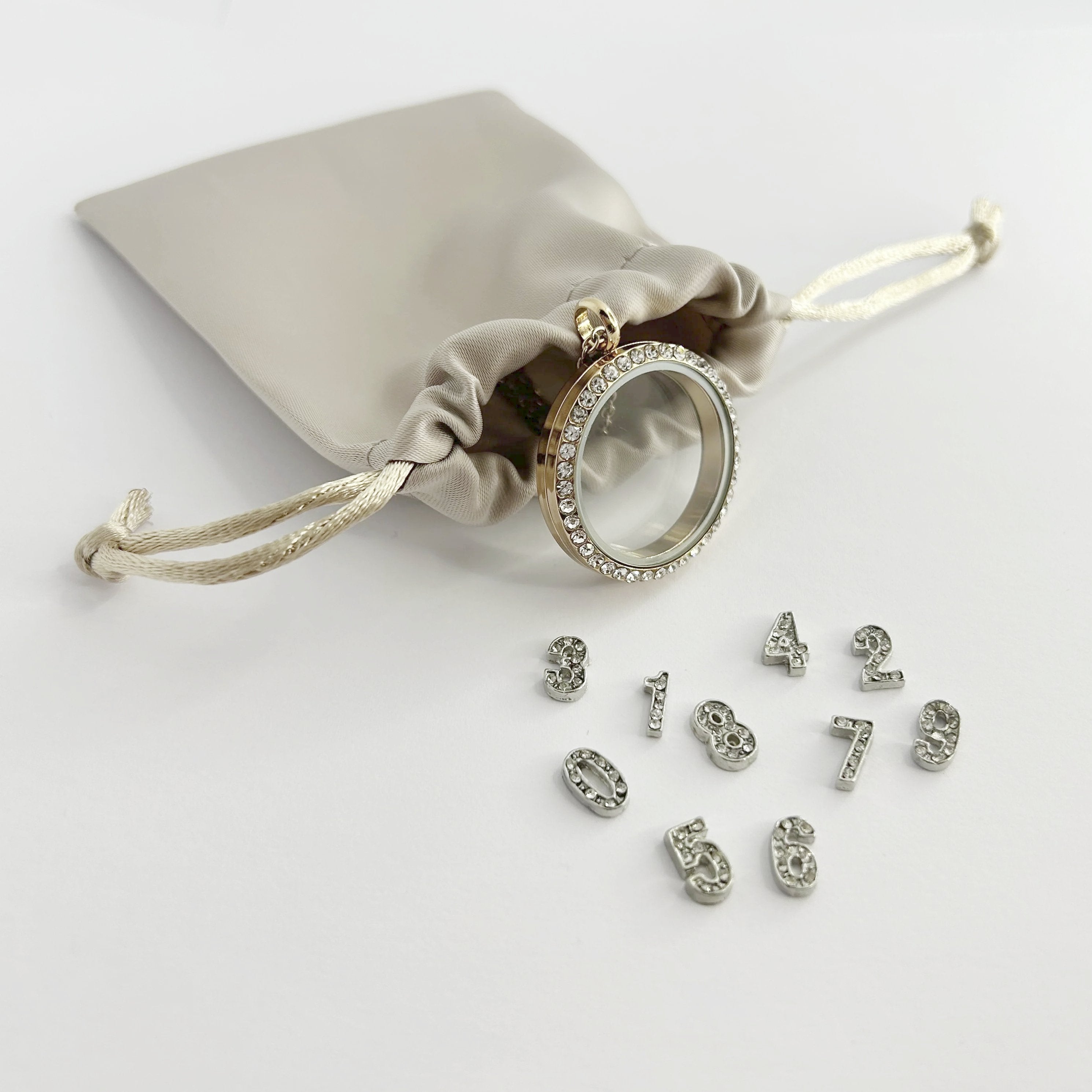 Floating Memories Medaillon, Floating Charms, Floating Medaillon, Hochzeitsmedaillon, Floating Memorys, Zahlen Charms, 123 Charmes, besonderes Geschenk, Erinnerung, persönliches Schmuckstück, schwebende Kette, schwebendes Medaillon, Hochzeit, Hochzeits-Villa, Hochzeitsgeschenk, Hochzeitsschmuck,