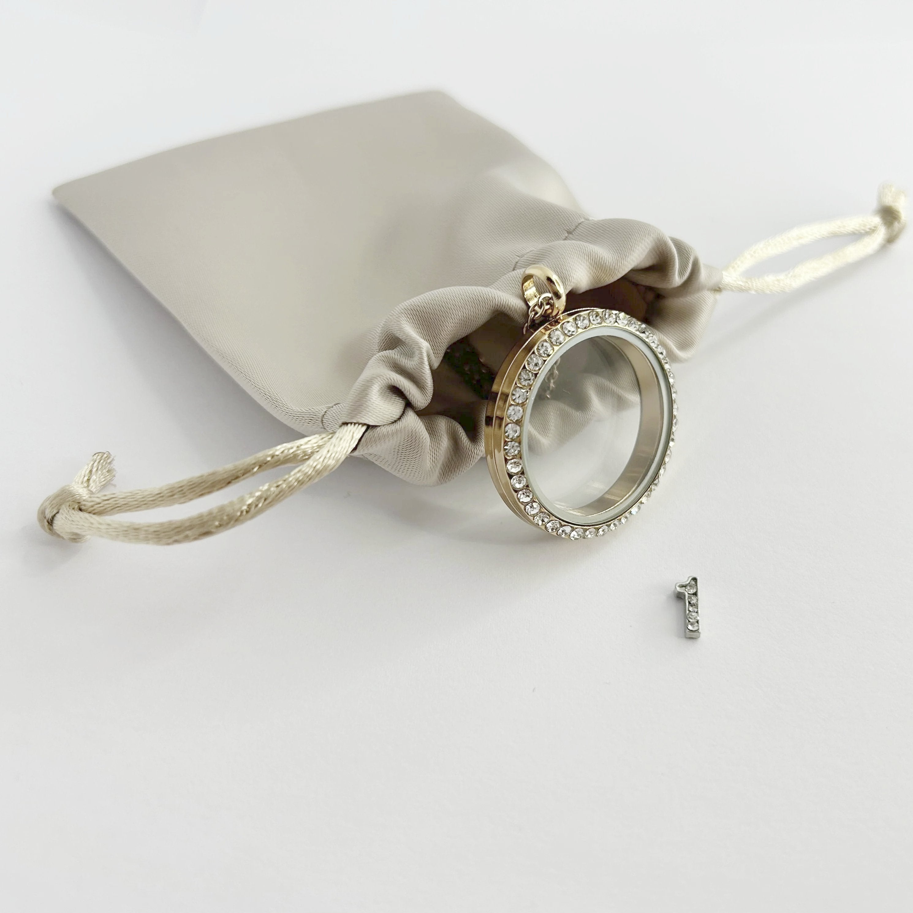 Floating Memories Medaillon, Floating Charms, Floating Medaillon, Hochzeitsmedaillon, Floating Memorys, Zahlen Charms, 123 Charmes, besonderes Geschenk, Erinnerung, persönliches Schmuckstück, schwebende Kette, schwebendes Medaillon, Hochzeit, Hochzeits-Villa, Hochzeitsgeschenk, Hochzeitsschmuck,