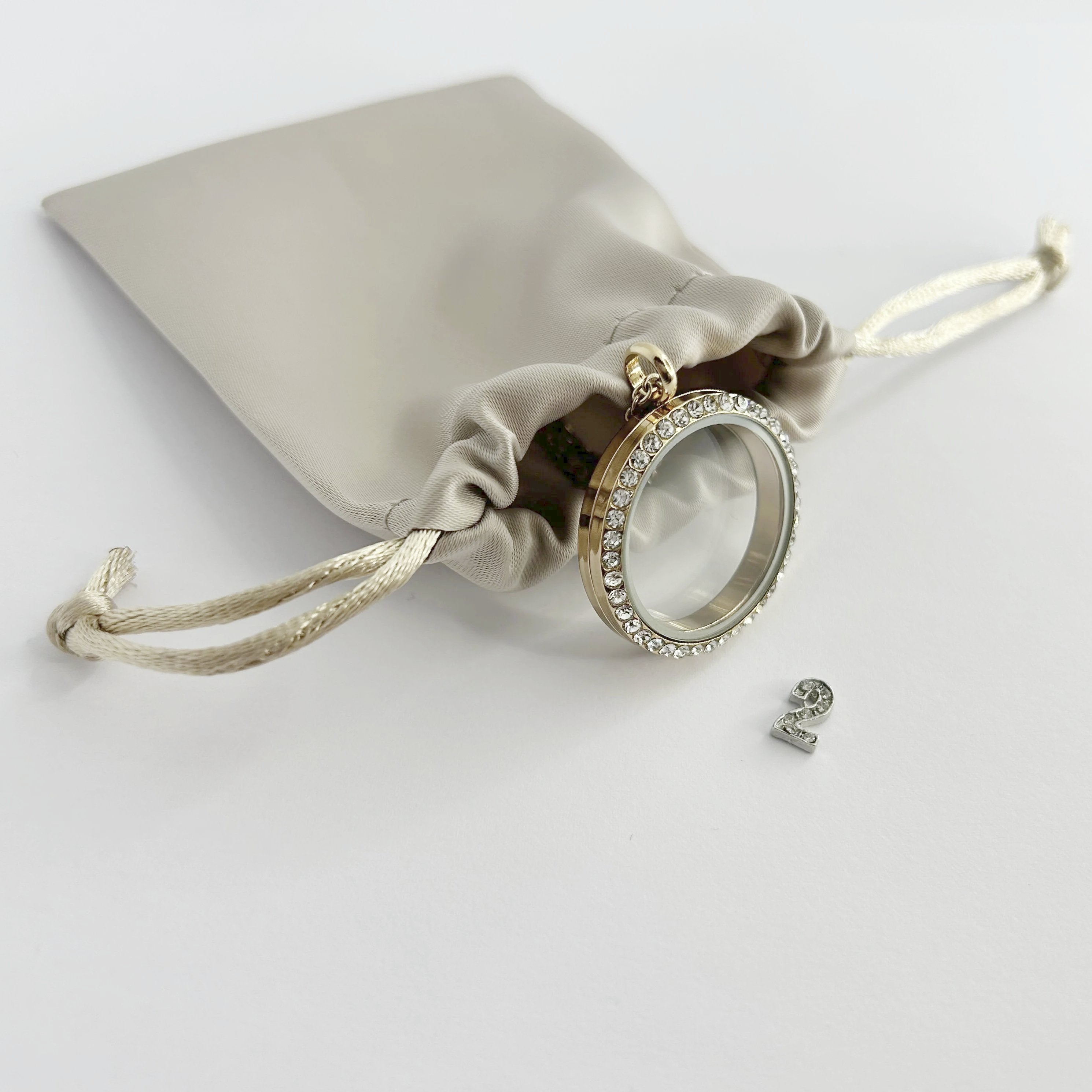Floating Memories Medaillon, Floating Charms, Floating Medaillon, Hochzeitsmedaillon, Floating Memorys, Zahlen Charms, 123 Charmes, besonderes Geschenk, Erinnerung, persönliches Schmuckstück, schwebende Kette, schwebendes Medaillon, Hochzeit, Hochzeits-Villa, Hochzeitsgeschenk, Hochzeitsschmuck,