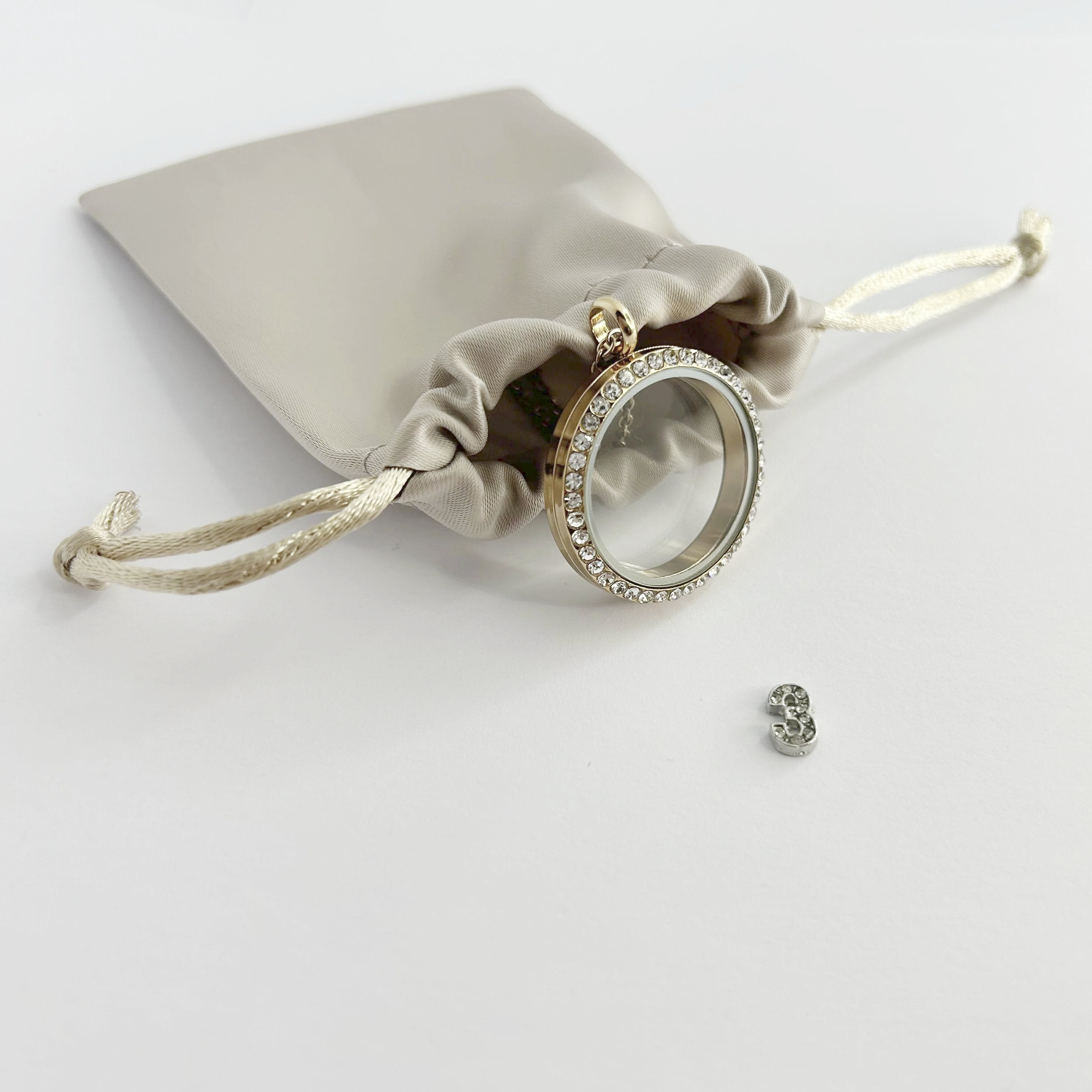 Floating Memories Medaillon, Floating Charms, Floating Medaillon, Hochzeitsmedaillon, Floating Memorys, Zahlen Charms, 123 Charmes, besonderes Geschenk, Erinnerung, persönliches Schmuckstück, schwebende Kette, schwebendes Medaillon, Hochzeit, Hochzeits-Villa, Hochzeitsgeschenk, Hochzeitsschmuck,
