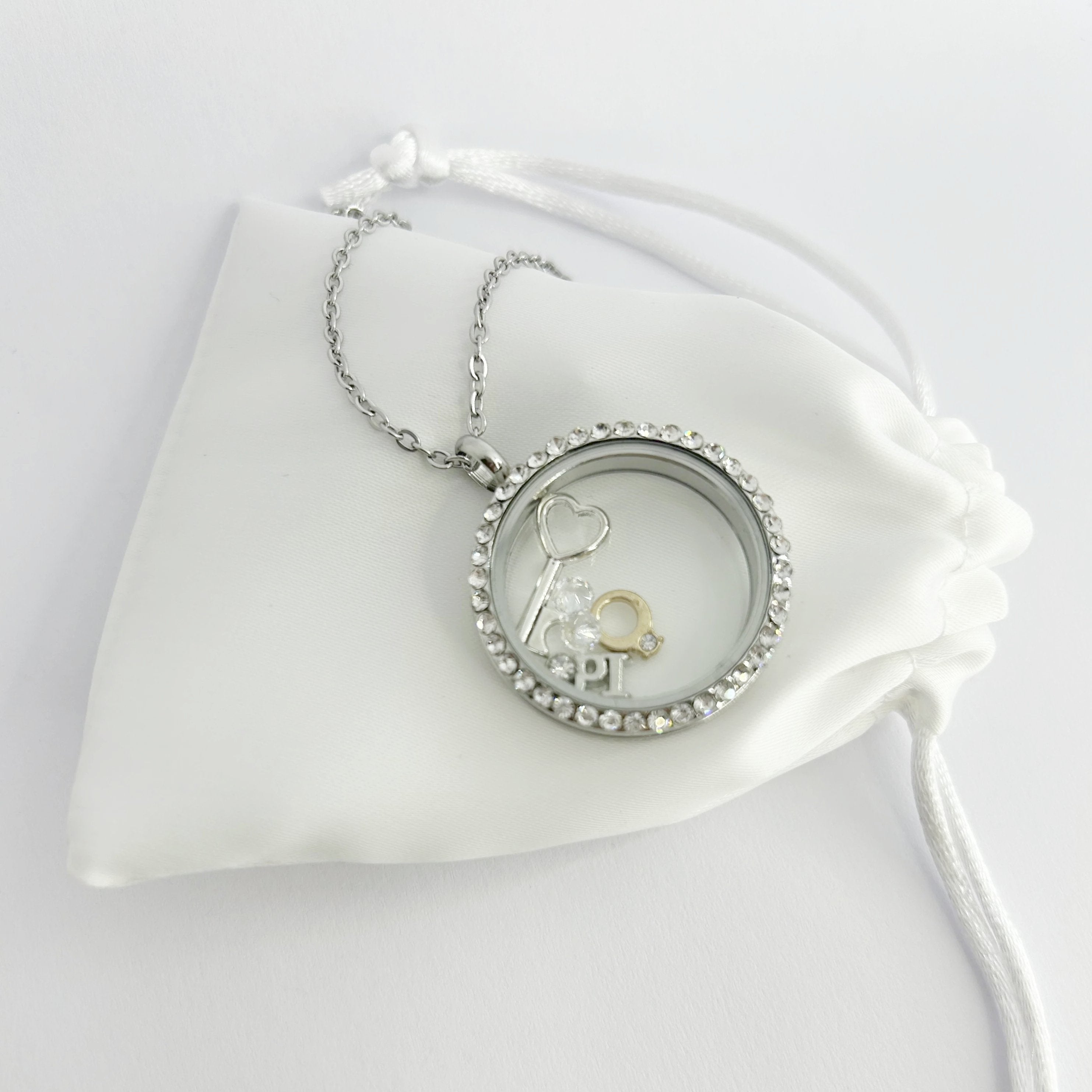 Floating Memories Medaillon, Floating Charms, Floating Medaillon, Hochzeitsmedaillon, Floating Memorys, Schlüssel Charms, Charmes, KeyCharms, besonderes Geschenk, Erinnerung, persönliches Schmuckstück, schwebende Kette, schwebendes Medaillon, Hochzeit, Hochzeits-Villa, Hochzeitsgeschenk, Hochzeitsschmuck, Herzschlüssel