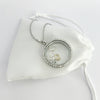 Floating Memories Medaillon, Floating Charms, Floating Medaillon, Hochzeitsmedaillon, Floating Memorys, Schlüssel Charms, Charmes, KeyCharms, besonderes Geschenk, Erinnerung, persönliches Schmuckstück, schwebende Kette, schwebendes Medaillon, Hochzeit, Hochzeits-Villa, Hochzeitsgeschenk, Hochzeitsschmuck, Herzschlüssel