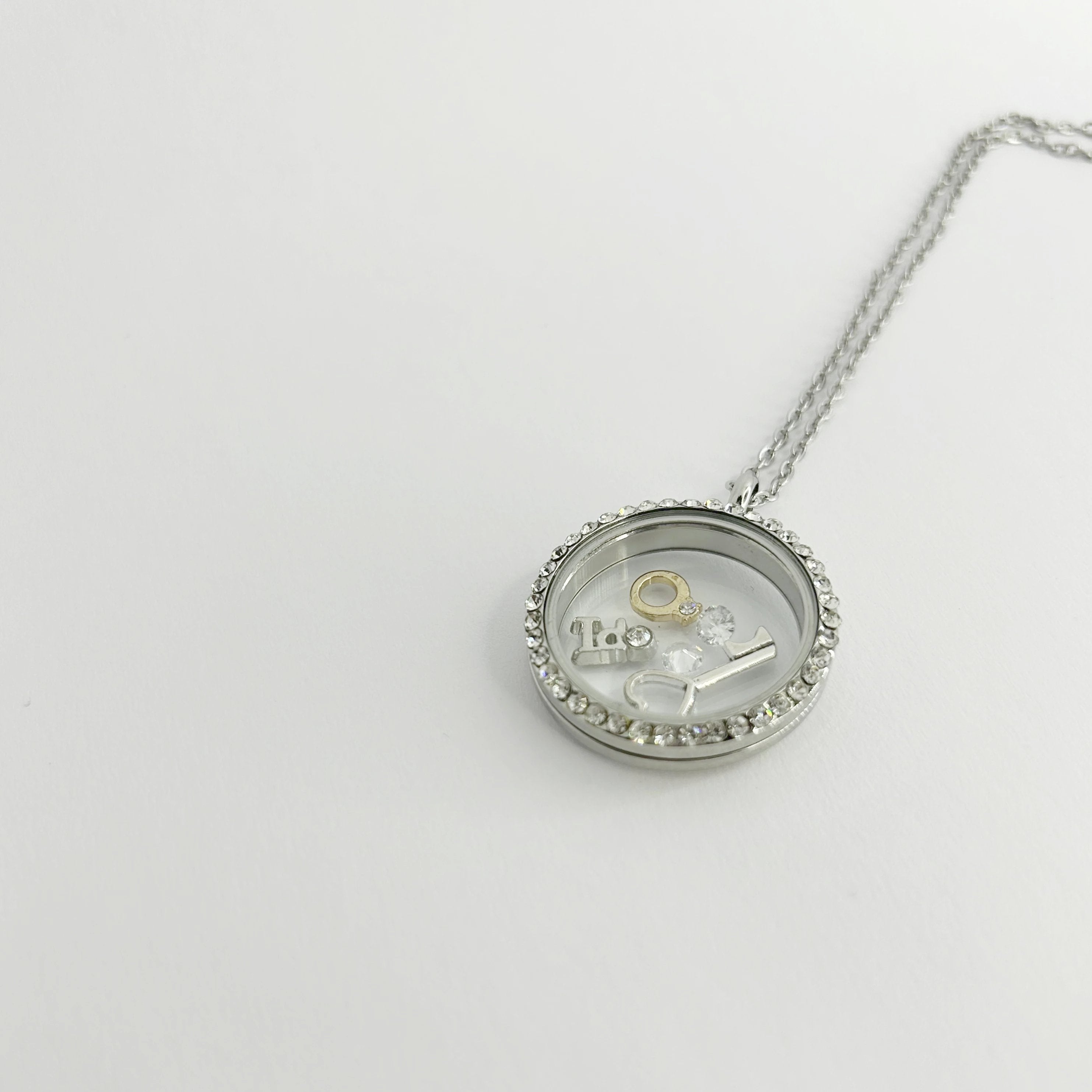 Floating Memories Medaillon, Floating Charms, Floating Medaillon, Hochzeitsmedaillon, Floating Memorys, Schlüssel Charms, Charmes, KeyCharms, besonderes Geschenk, Erinnerung, persönliches Schmuckstück, schwebende Kette, schwebendes Medaillon, Hochzeit, Hochzeits-Villa, Hochzeitsgeschenk, Hochzeitsschmuck, Herzschlüssel