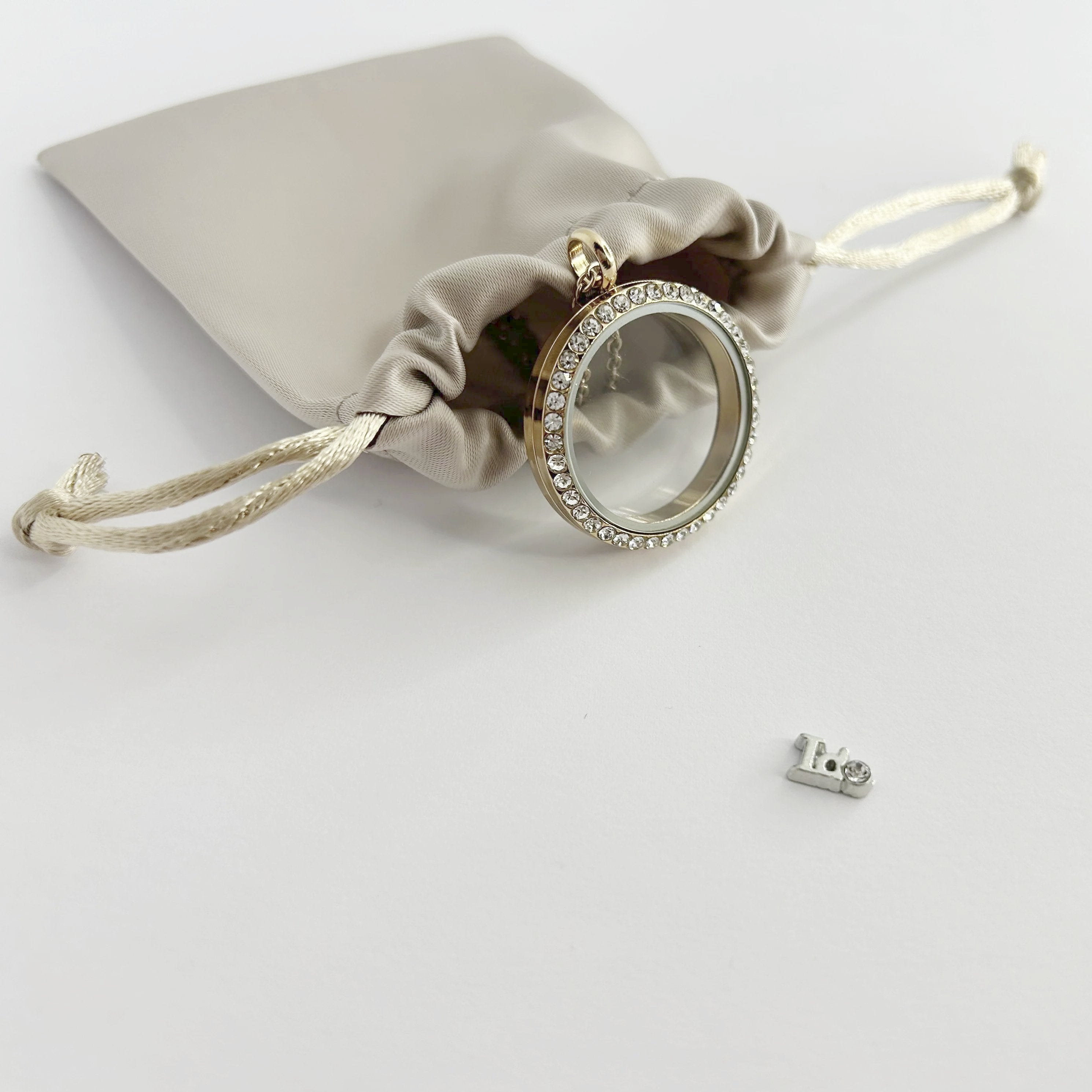Floating Memories Medaillon, Floating Charms, Floating Medaillon, Hochzeitsmedaillon, Floating Memorys, I do Charms, Hochzeit Charmes, besonderes Geschenk, Erinnerung, persönliches Schmuckstück, schwebende Kette, schwebendes Medaillon, Hochzeit, Hochzeits-Villa, Hochzeitsgeschenk, Hochzeitsschmuck, Wedding Charms, Ring Beat, Diamantring Charms, Verlobung, Hochzeits Charm, Ido, I do,