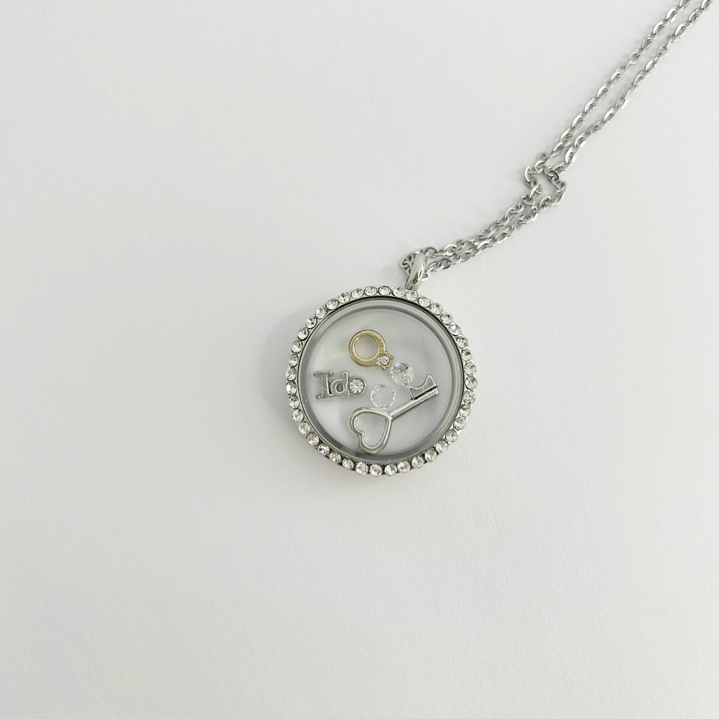 Floating Memories Medaillon, Floating Charms, Floating Medaillon, Hochzeitsmedaillon, Floating Memorys, I do Charms, Hochzeit Charmes, besonderes Geschenk, Erinnerung, persönliches Schmuckstück, schwebende Kette, schwebendes Medaillon, Hochzeit, Hochzeits-Villa, Hochzeitsgeschenk, Hochzeitsschmuck, Wedding Charms, Ring Beat, Diamantring Charms, Verlobung, Hochzeits Charm, Ido, I do,