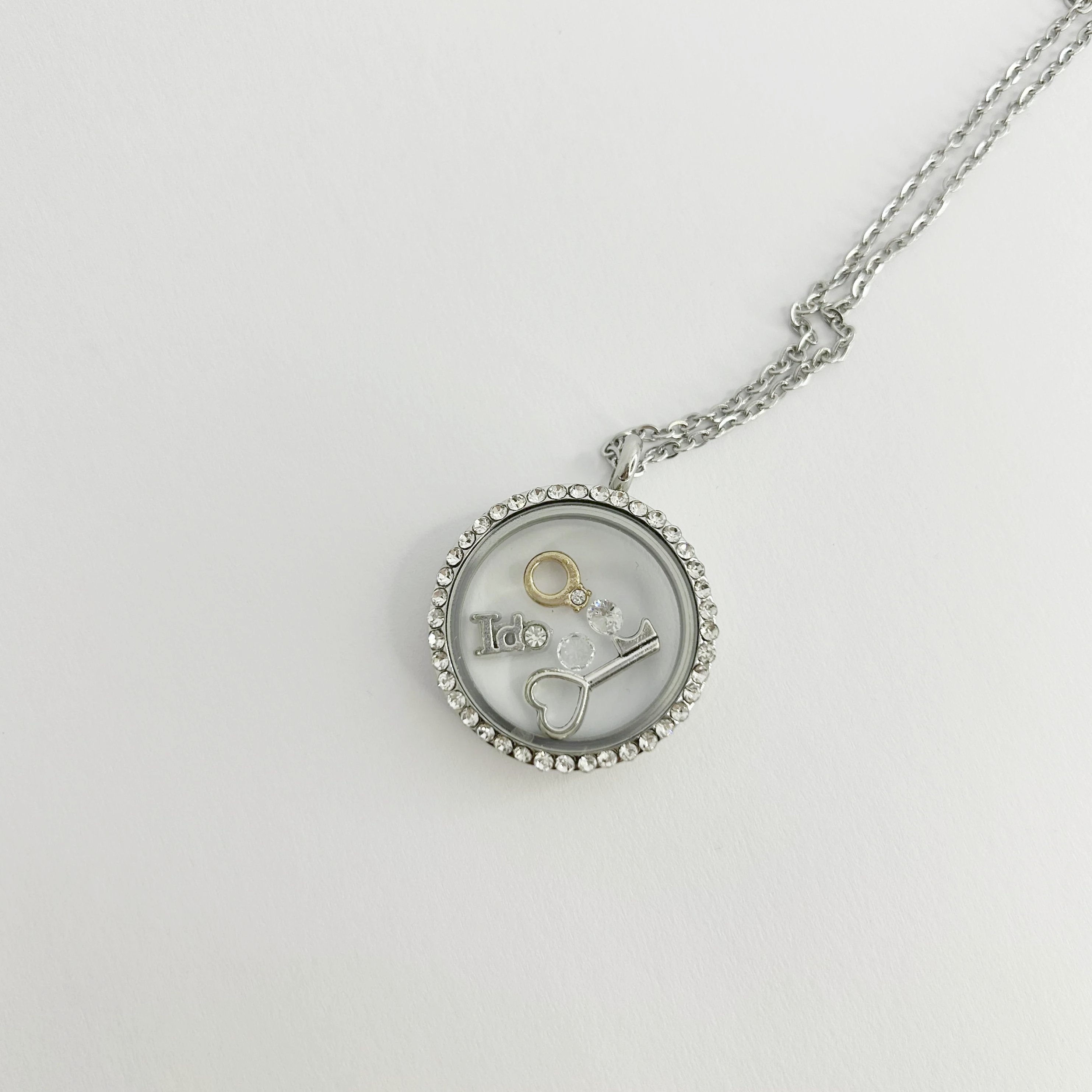 Floating Memories Medaillon, Floating Charms, Floating Medaillon, Hochzeitsmedaillon, Floating Memorys, Ehering Charms, Diamantring Charmes, besonderes Geschenk, Erinnerung, persönliches Schmuckstück, schwebende Kette, schwebendes Medaillon, Hochzeit, Hochzeits-Villa, Hochzeitsgeschenk, Hochzeitsschmuck, Wedding Charms, Ring Beat, Diamantring Charms, Verlobung, Hochzeits Charm