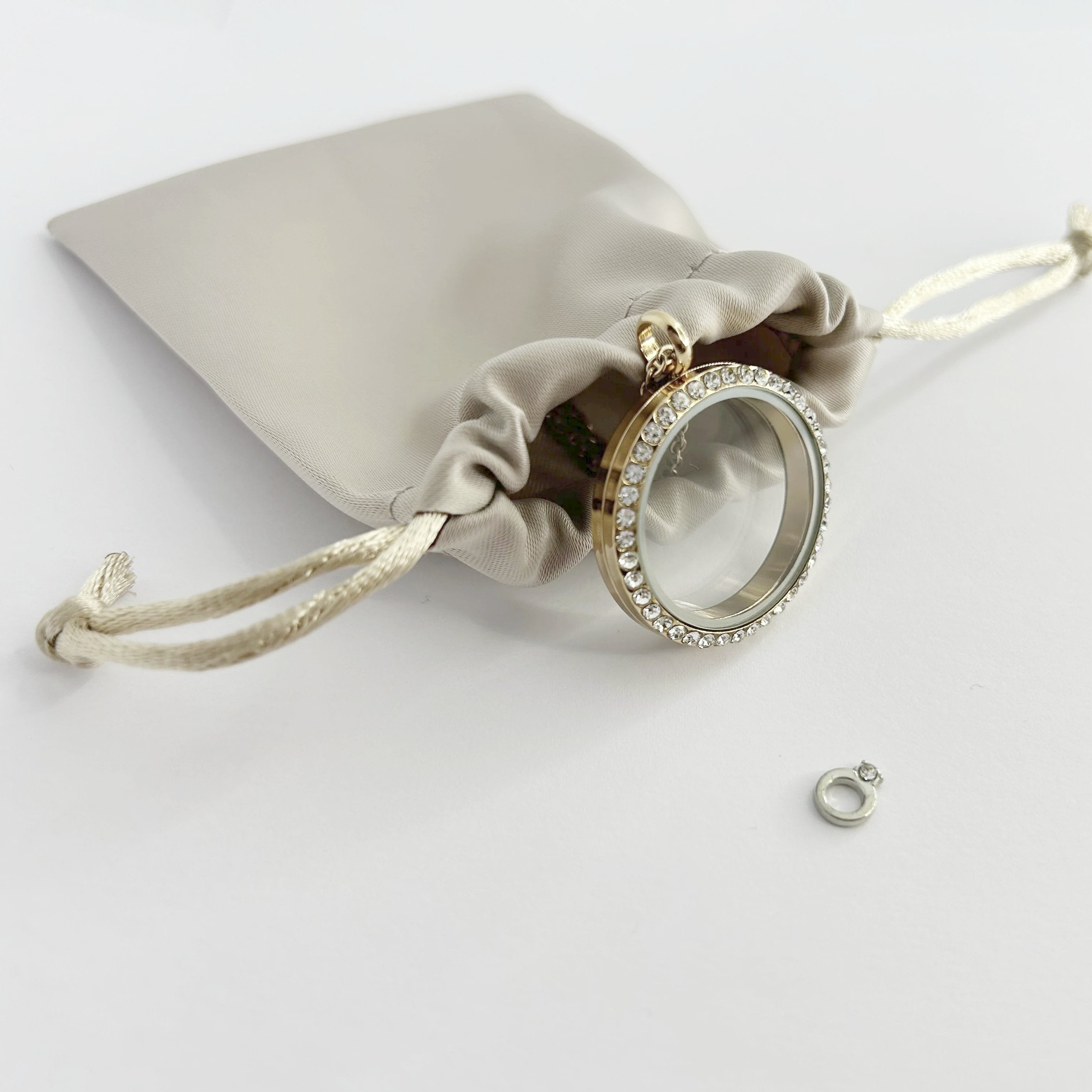 Floating Memories Medaillon, Floating Charms, Floating Medaillon, Hochzeitsmedaillon, Floating Memorys, Ehering Charms, Diamantring Charmes, besonderes Geschenk, Erinnerung, persönliches Schmuckstück, schwebende Kette, schwebendes Medaillon, Hochzeit, Hochzeits-Villa, Hochzeitsgeschenk, Hochzeitsschmuck, Wedding Charms, Ring Beat, Diamantring Charms, Verlobung, Hochzeits Charm