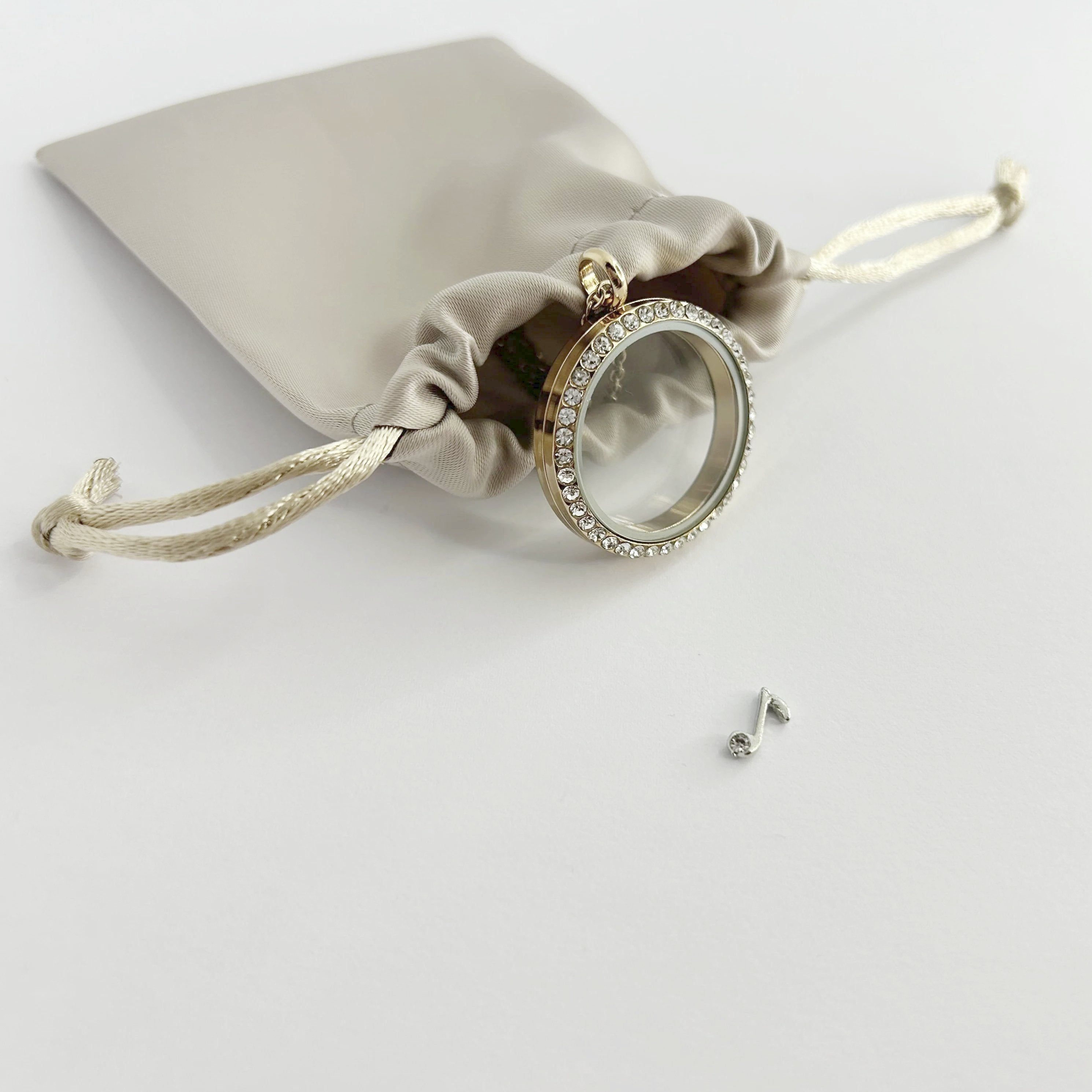 Floating Memories Medaillon, Floating Charms, Floating Medaillon, Hochzeitsmedaillon, Floating Memorys, Musiknote Charms, Hochzeit Charmes, besonderes Geschenk, Erinnerung, persönliches Schmuckstück, schwebende Kette, schwebendes Medaillon, Hochzeit, Hochzeits-Villa, Hochzeitsgeschenk, Hochzeitsschmuck, Wedding Charms, Musik Note Beat, Music Charm