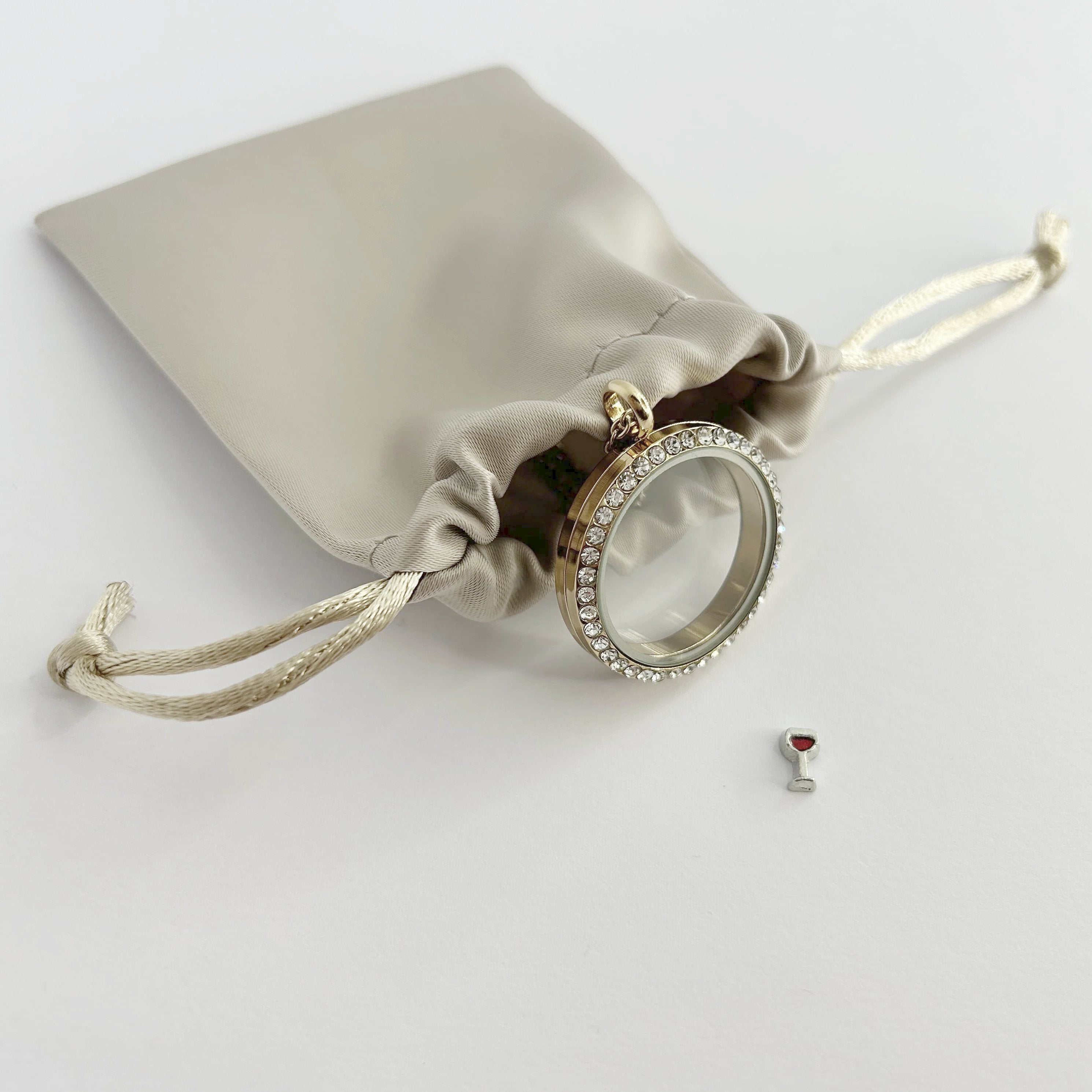 Floating Memories Medaillon, Floating Charms, Floating Medaillon, Hochzeitsmedaillon, Floating Memorys, Weinglas Charms, Charmes, Getränkeglas Charms, besonderes Geschenk, Erinnerung, persönliches Schmuckstück, schwebende Kette, schwebendes Medaillon, Hochzeit, Hochzeits-Villa, Hochzeitsgeschenk, Hochzeitsschmuck, Wedding Charms, Weinglas Charm