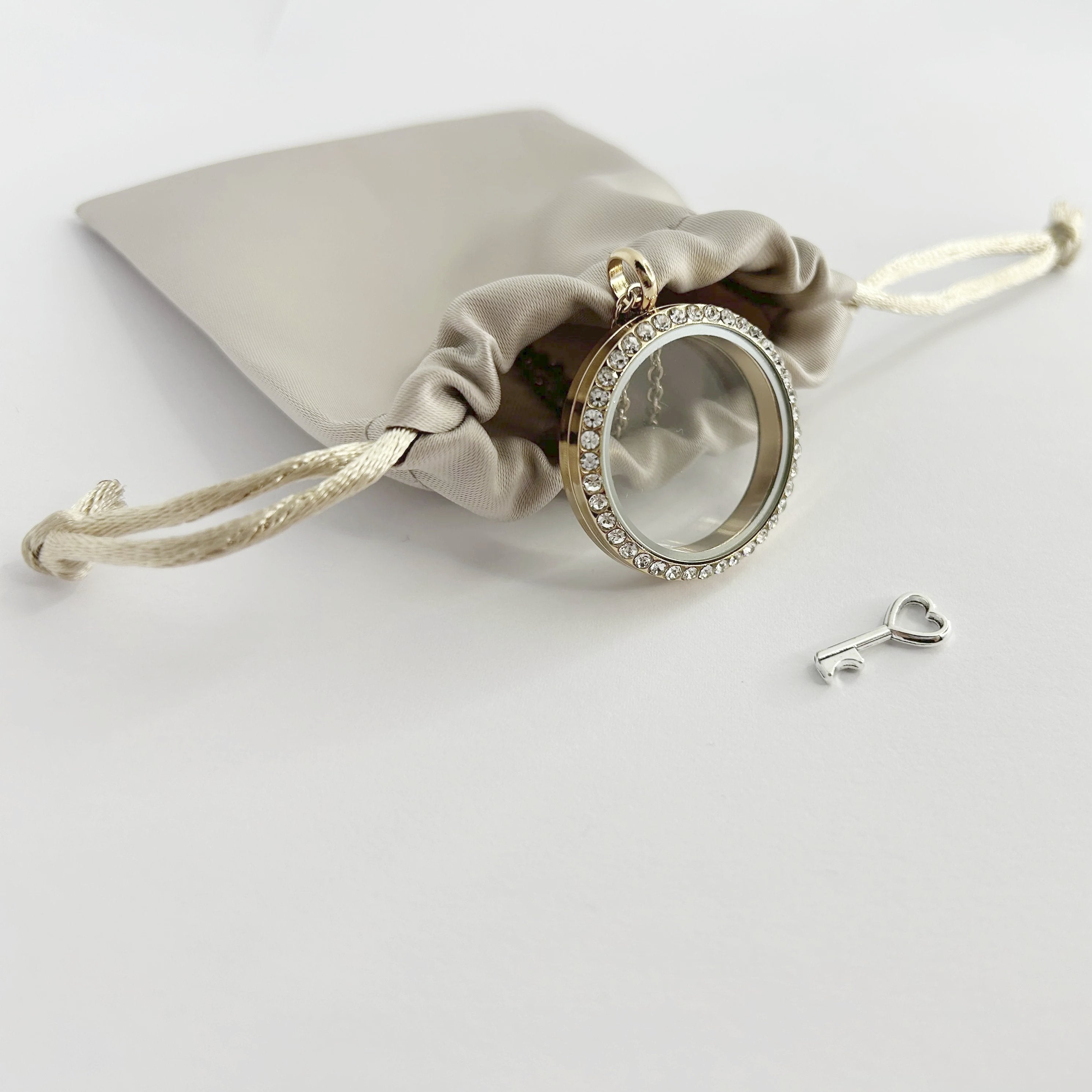 Floating Memories Medaillon, Floating Charms, Floating Medaillon, Hochzeitsmedaillon, Floating Memorys, Schlüssel Charms, Charmes, KeyCharms, besonderes Geschenk, Erinnerung, persönliches Schmuckstück, schwebende Kette, schwebendes Medaillon, Hochzeit, Hochzeits-Villa, Hochzeitsgeschenk, Hochzeitsschmuck, Herzschlüssel
