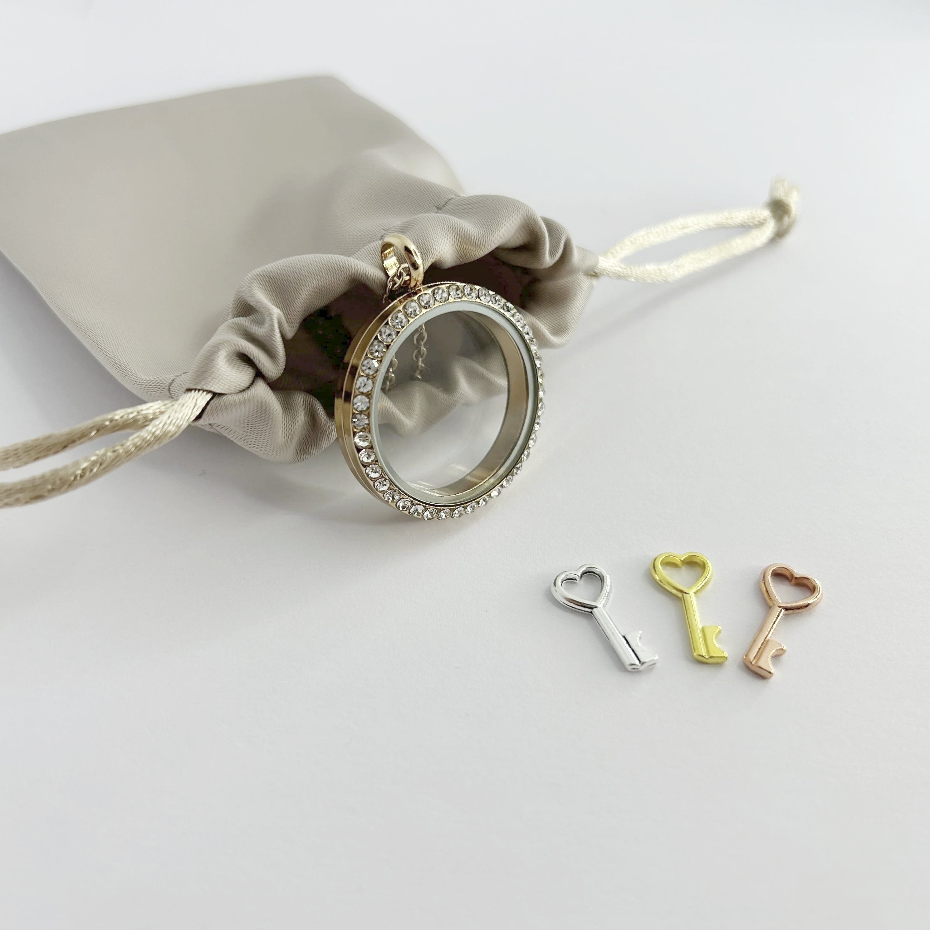 Floating Memories Medaillon, Floating Charms, Floating Medaillon, Hochzeitsmedaillon, Floating Memorys, Schlüssel Charms, Charmes, KeyCharms, besonderes Geschenk, Erinnerung, persönliches Schmuckstück, schwebende Kette, schwebendes Medaillon, Hochzeit, Hochzeits-Villa, Hochzeitsgeschenk, Hochzeitsschmuck, Herzschlüssel