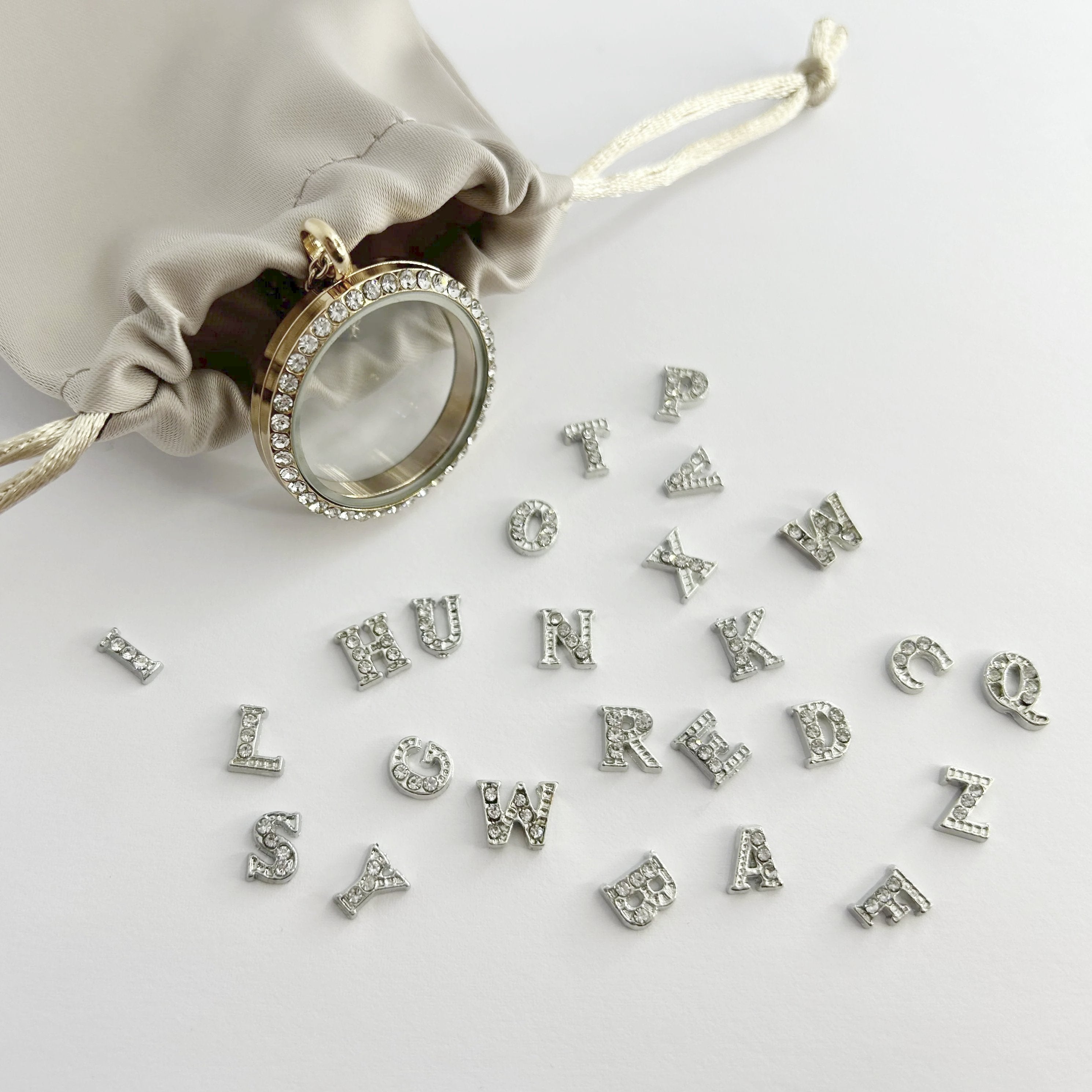 Floating Memories Medaillon, Floating Charms, Floating Medaillon, Hochzeitsmedaillon, Floating Memorys, Buchstaben Charms, ABC Charms, Alphabet Charms, Charmes, besonderes Geschenk, Erinnerung, persönliches Schmuckstück, schwebende Kette, schwebendes Medaillon, Hochzeit, Hochzeits-Villa, Hochzeitsgeschenk, Hochzeitsschmuck,