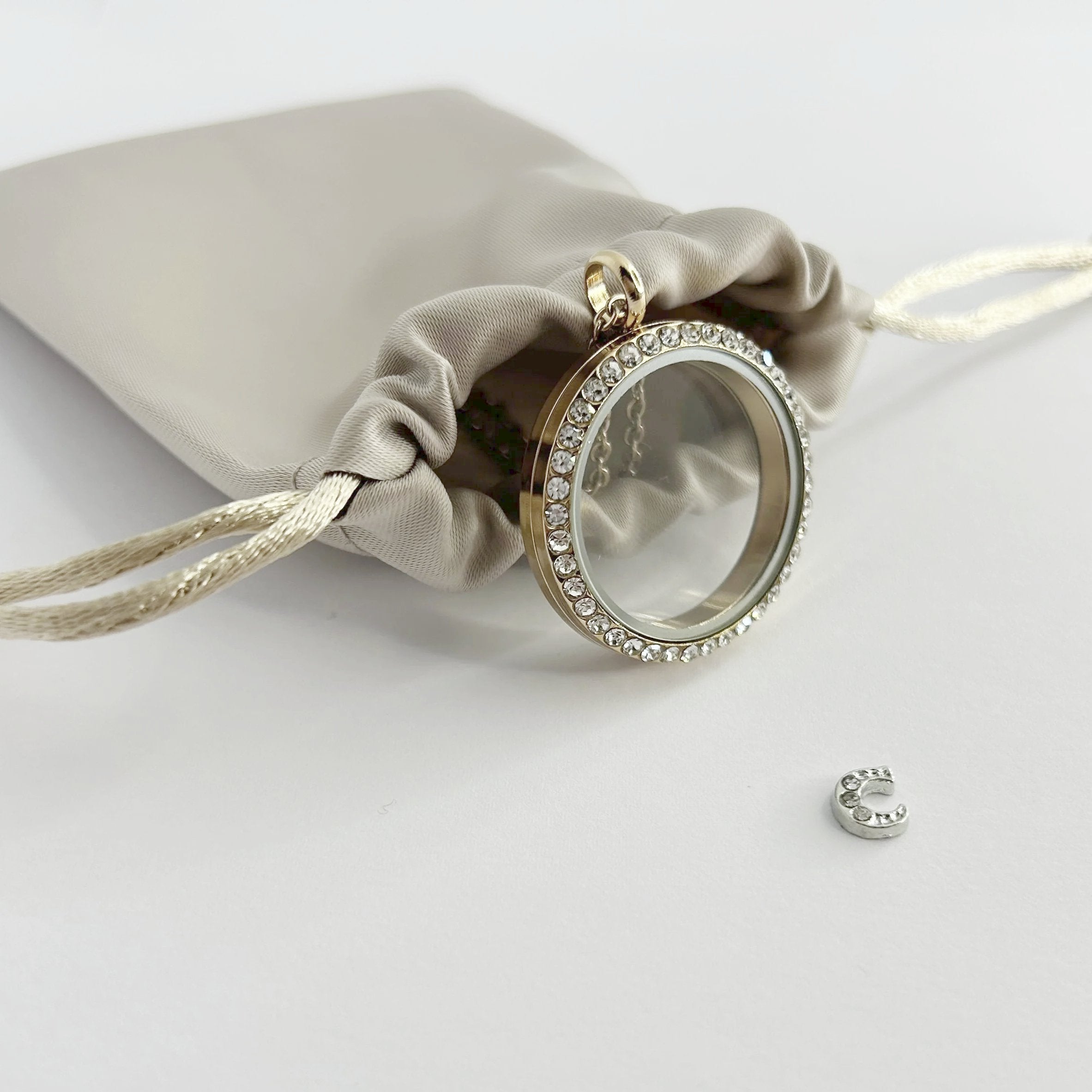 Floating Memories Medaillon, Floating Charms, Floating Medaillon, Hochzeitsmedaillon, Floating Memorys, Buchstaben Charms, ABC Charms, Alphabet Charms, Charmes, besonderes Geschenk, Erinnerung, persönliches Schmuckstück, schwebende Kette, schwebendes Medaillon, Hochzeit, Hochzeits-Villa, Hochzeitsgeschenk, Hochzeitsschmuck,