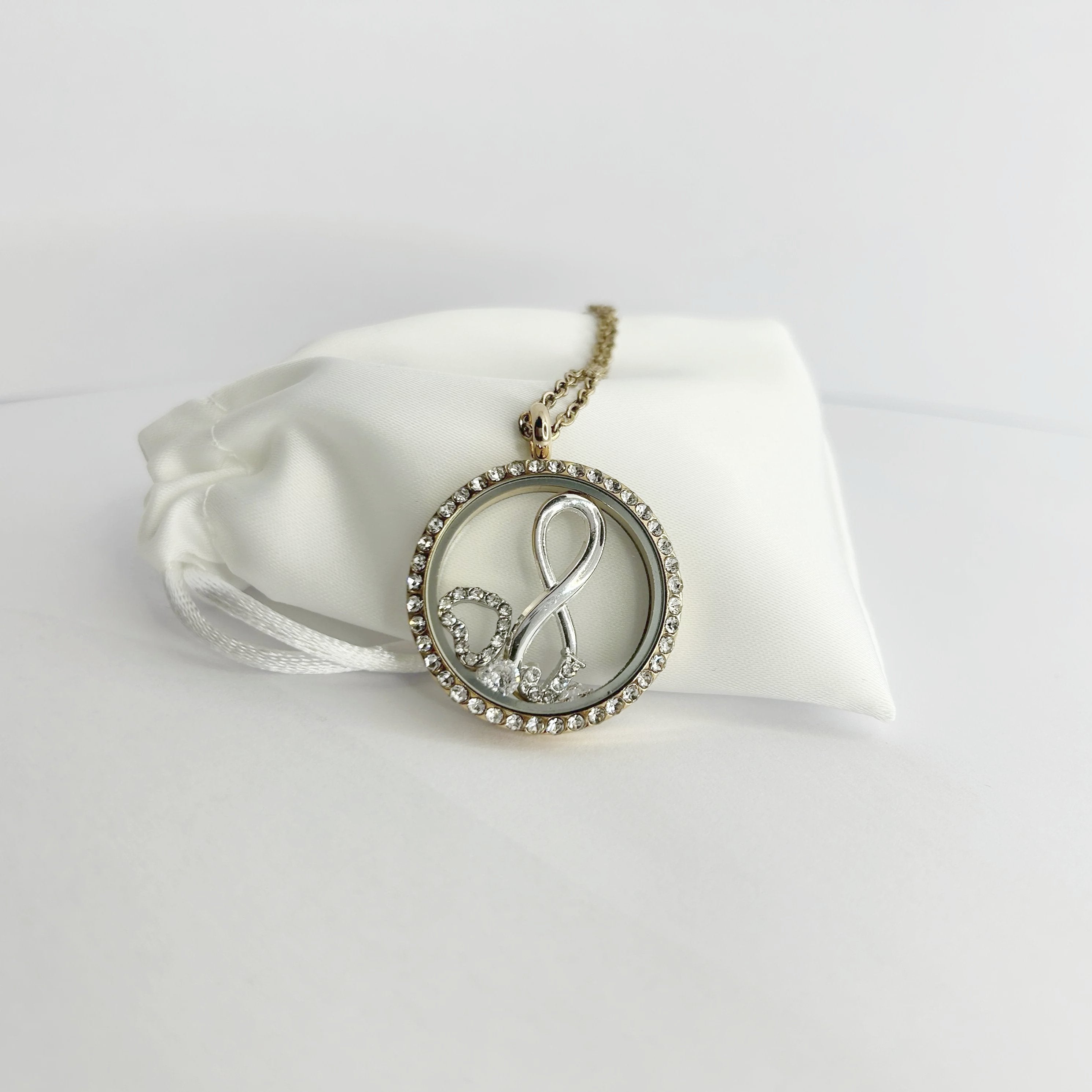 Floating Memories Medaillon, Floating Charms, Floating Medaillon, Hochzeitsmedaillon, Floating Memorys, Unendlichkeit Charms, Hochzeit Charmes, besonderes Geschenk, Erinnerung, persönliches Schmuckstück, schwebende Kette, schwebendes Medaillon, Hochzeit, Hochzeits-Villa, Hochzeitsgeschenk, Hochzeitsschmuck, Wedding Charms, Unendlichkeitszeichen, Schmuck Unendlichkeitszeichen