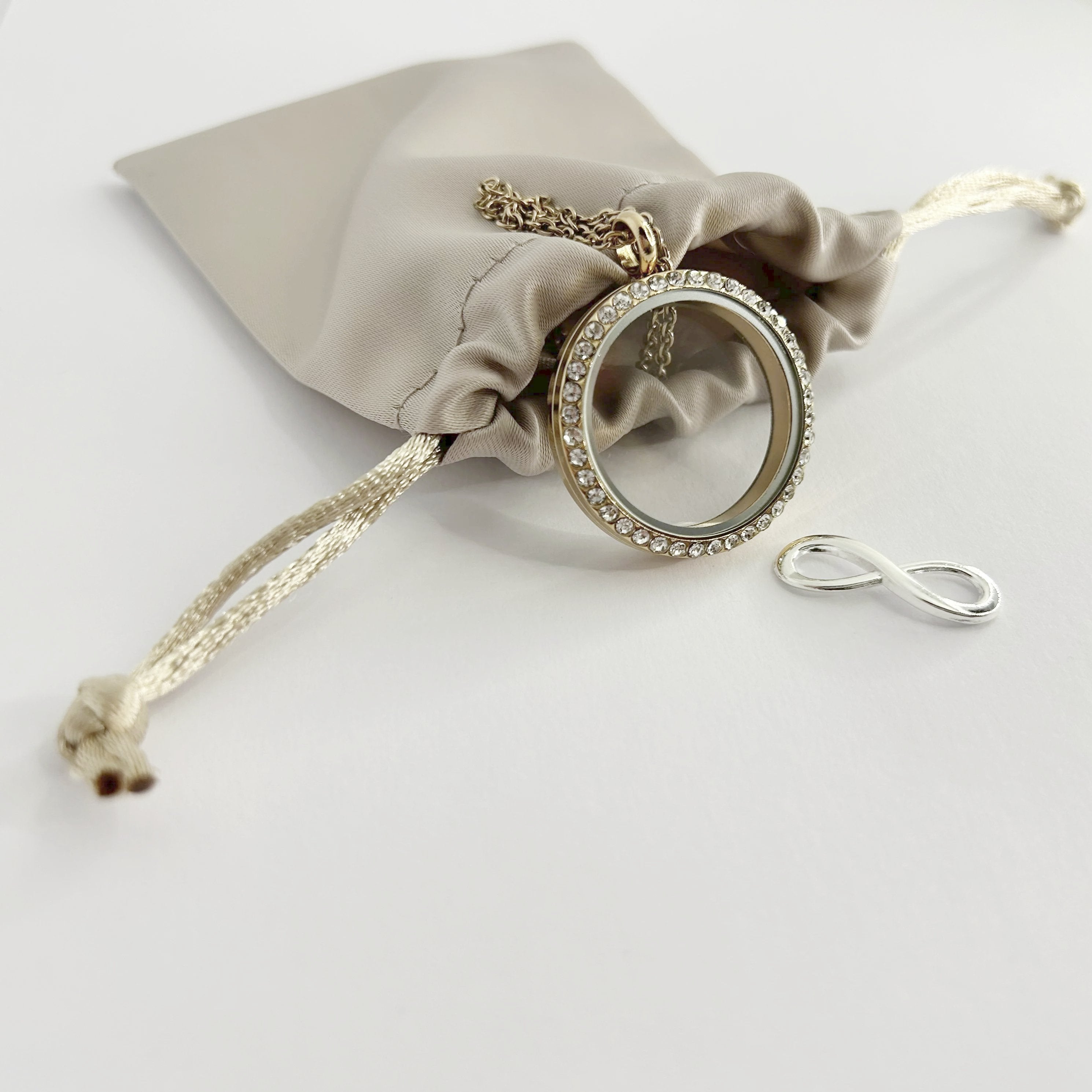 Floating Memories Medaillon, Floating Charms, Floating Medaillon, Hochzeitsmedaillon, Floating Memorys, Unendlichkeit Charms, Hochzeit Charmes, besonderes Geschenk, Erinnerung, persönliches Schmuckstück, schwebende Kette, schwebendes Medaillon, Hochzeit, Hochzeits-Villa, Hochzeitsgeschenk, Hochzeitsschmuck, Wedding Charms, Unendlichkeitszeichen, Schmuck Unendlichkeitszeichen