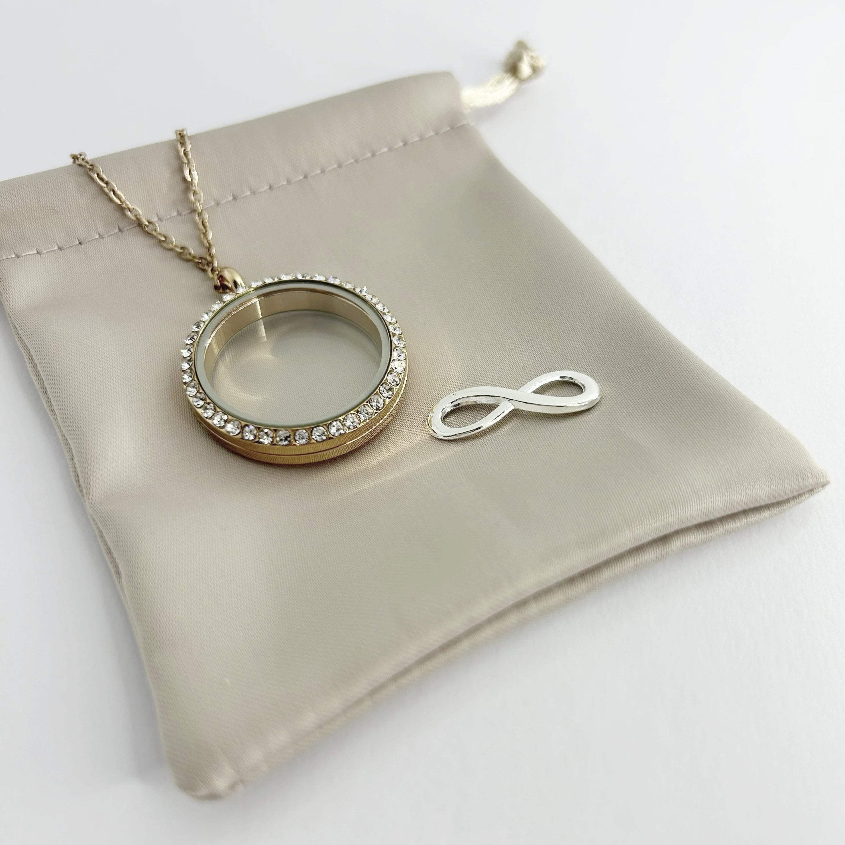 Floating Memories Medaillon, Floating Charms, Floating Medaillon, Hochzeitsmedaillon, Floating Memorys, Unendlichkeit Charms, Hochzeit Charmes, besonderes Geschenk, Erinnerung, persönliches Schmuckstück, schwebende Kette, schwebendes Medaillon, Hochzeit, Hochzeits-Villa, Hochzeitsgeschenk, Hochzeitsschmuck, Wedding Charms, Unendlichkeitszeichen, Schmuck Unendlichkeitszeichen