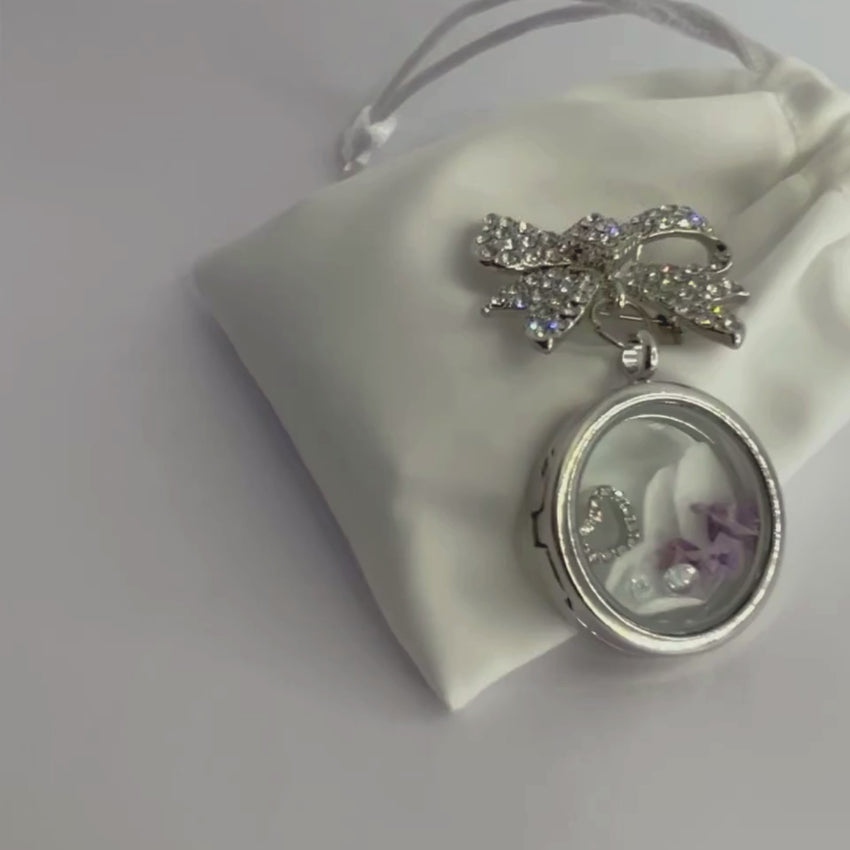 Floating Memories Medaillon, Floating Charms, Brosche Floating Medaillon, Hochzeitsmedaillon, Floating Memorys, Strass Medaillon, Hochzeit Charmes, besonderes Geschenk, Erinnerung, persönliches Schmuckstück, schwebende Kette, schwebendes Medaillon, Hochzeit, Hochzeits-Villa, Hochzeitsgeschenk, Hochzeitsschmuck, Wedding Charms, Geschenk, Geburtstagsgeschenk, Hochzeitstag, Muttertag, Geschenk für sie, Hochzeitsbrosche, Brosche für Brautstrauß