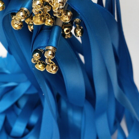 Hochzeitsstäbe, Stäbe mit Glöckchen, Stäbe mit Bändchen, Hochzeitsdeko, Gastgeschenke, Zauberstäbe, Glöckchen, Bänchen an Stäbe, Jubelstäbe, Satinband, Wedding wands, Trauung, Hochzeits-Villa, Hochzeitsidee, Mauve, Blau, grün, creme, rosa, rot, Flieder, mint, gelb, pink, taupe, weinrot, lila, blau, beere, 