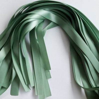 Hochzeitsstäbe, Stäbe mit Glöckchen, Stäbe mit Bändchen, Hochzeitsdeko, Gastgeschenke, Zauberstäbe, Glöckchen, Bänchen an Stäbe, Jubelstäbe, Satinband, Wedding wands, Trauung, Hochzeits-Villa, Hochzeitsidee, Mauve, Blau, grün, creme, rosa, rot, Flieder, mint, gelb, pink, taupe, weinrot, lila, blau, beere, 