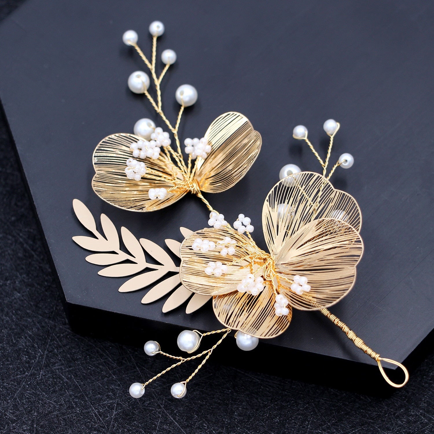 Brautschmuck, Haarschmuck, Hochzeitsfrisur, Haarspange Hochzeit, Perlen, Brauthaarschmuck, Schmuckkamm, Haarranke, Flechtfrisur,  Haarnadeln, romantischer Haarschmuck, eleganter Haarschmuck, Haarrebe, Kopfschmuck, Blumenschmuck, Rosegold, Silber, Gold, Draht, lang, breit, Haarkette, Blütenranke, Hochzeits-Villa, Brautaccessoire, Hochzeits accessoire, Braut, Hochzeit