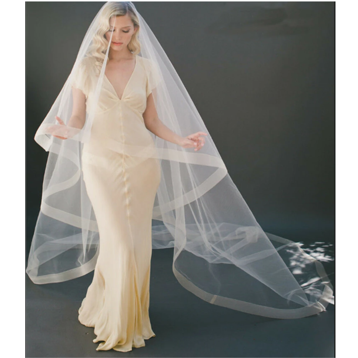 Schleier, breiter Saum, Brautaccessoire, Brautkleid Accessoire, zweischichtig, Ivory, Stola Brautcape, Brautkleid extras, Hochzeit, Hochzeits-Villa, Flügelschleier, Schleier Schultern, Tüllschleier, Kleidaccessoires, Hochzeitsaccessoire, champanger,  glitzer Schleier, Schleier lang, Off White, Braut, Schleier Bodüre, kurzer Schleier,